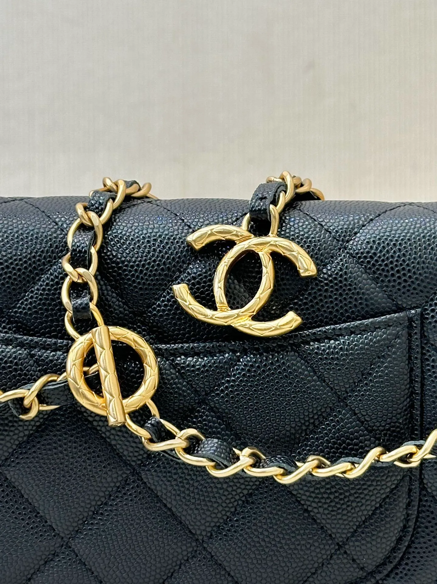 96020 Simple details and timeless fashion /chane*23bwoc There is no bag that is more cost-effective and easier to carry. It is the first choice - yes! Simple and classic design, wear-resistant and durable. Everyone knows that our Xiaoxiang is original from Europe, not from the market. The leather supplier of Xiangnai is our old partner. The original HAAS calfskin has the texture, fineness, gloss and graininess of the original leather! The original factory is rare and has first-grade good leather. The hardware is the most labor-intensive thing. It takes a long time and the output is small. This is all because the hardware is really difficult to get and wait. Xiaoxiang's hardware is really not something that can be done by just any factory. The electroplating, color, and body are all very particular. This Woc is double-C hardware. The original factory has data, so it is not something that can be copied casually‼ ️ Size: 19/12/4cm
