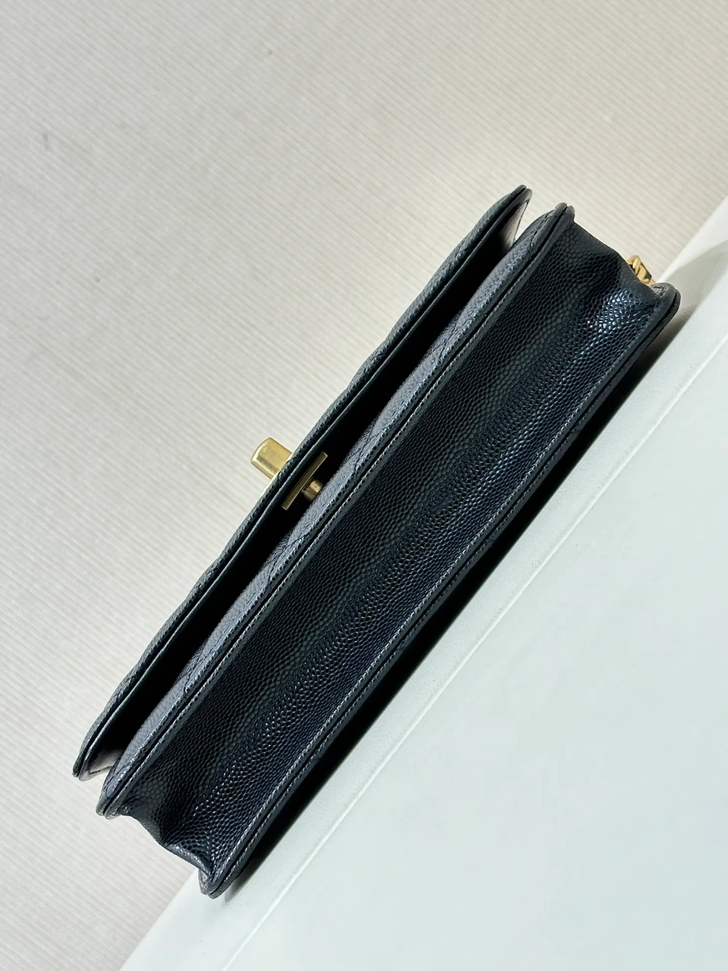 96020 Simple details and timeless fashion /chane*23bwoc There is no bag that is more cost-effective and easier to carry. It is the first choice - yes! Simple and classic design, wear-resistant and durable. Everyone knows that our Xiaoxiang is original from Europe, not from the market. The leather supplier of Xiangnai is our old partner. The original HAAS calfskin has the texture, fineness, gloss and graininess of the original leather! The original factory is rare and has first-grade good leather. The hardware is the most labor-intensive thing. It takes a long time and the output is small. This is all because the hardware is really difficult to get and wait. Xiaoxiang's hardware is really not something that can be done by just any factory. The electroplating, color, and body are all very particular. This Woc is double-C hardware. The original factory has data, so it is not something that can be copied casually‼ ️ Size: 19/12/4cm