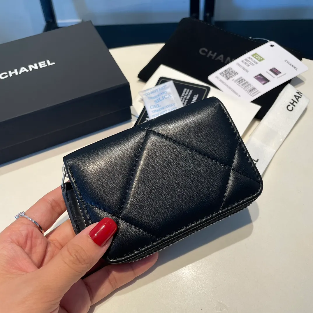 💰300😊 Upgraded version💋🆕 Ohanel new color🆕The latest zipper card holder, the texture of goatskin is invincible 😼The 19 series mainly promoted this season is the big rhombus, with a strong retro style👝Is there anyone who wants to buy each color🧸 The logo is eye-catching and unique, the goatskin has a light luster, and the temperament instantly ups and downs❣The fashionable style and style are also jointly created by Karl and Viard. The first series launched by the new artistic director will be a key recommendation of the brand from this year to next year, conveying the essence of the brand, with a full set of packaging 0945🍃size: 11.5*8cm