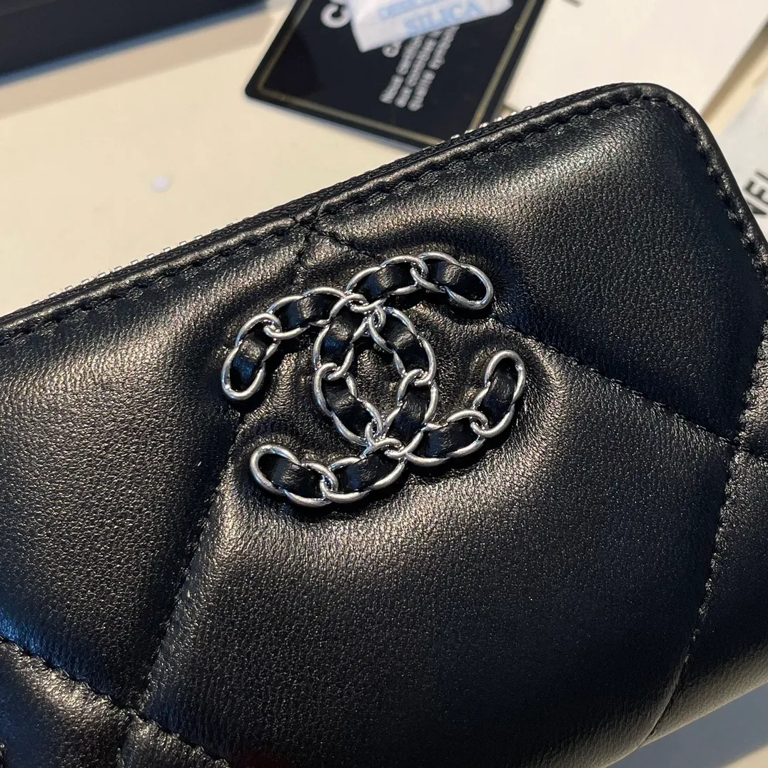 💰300😊 Upgraded version💋🆕 Ohanel new color🆕The latest zipper card holder, the texture of goatskin is invincible 😼The 19 series mainly promoted this season is the big rhombus, with a strong retro style👝Is there anyone who wants to buy each color🧸 The logo is eye-catching and unique, the goatskin has a light luster, and the temperament instantly ups and downs❣The fashionable style and style are also jointly created by Karl and Viard. The first series launched by the new artistic director will be a key recommendation of the brand from this year to next year, conveying the essence of the brand, with a full set of packaging 0945🍃size: 11.5*8cm
