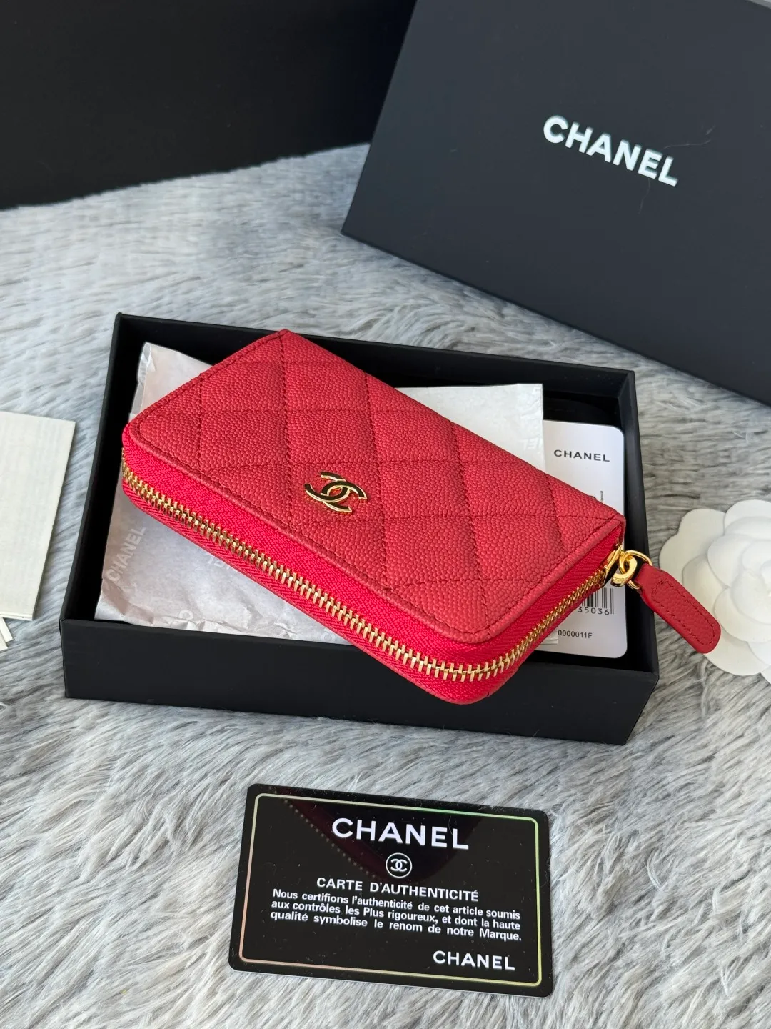 Medium size 💰360💰 finally arrived, chanel 25c oversized zipper bag with zipper inside. First place to eat melon. Large black gold cow coin purse with inner zipper. Made of caviar cowhide. Ginza sa is great. Enthusiastic and patient. I picked up a bunch of black gold card holders. There are several popular coin purses. I went for the L-shaped zipper coin purse. I tried it on the spot. My nails are a little difficult to insert cards. The 25c model is enlarged and looks great. The upgraded version is very practical. Buy it quickly! chanel25c chanel coin purse chanel card holder card holder recommended zipper coin purse chanel number: 3686 (0112) 25c size: 12*5cmx8cmx2cm