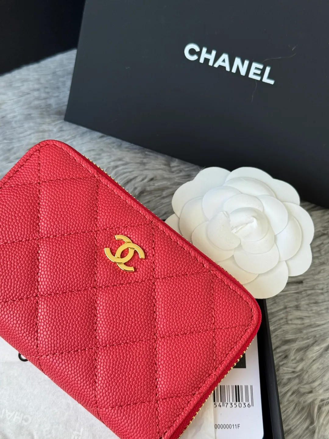 Medium size 💰360💰 finally arrived, chanel 25c oversized zipper bag with zipper inside. First place to eat melon. Large black gold cow coin purse with inner zipper. Made of caviar cowhide. Ginza sa is great. Enthusiastic and patient. I picked up a bunch of black gold card holders. There are several popular coin purses. I went for the L-shaped zipper coin purse. I tried it on the spot. My nails are a little difficult to insert cards. The 25c model is enlarged and looks great. The upgraded version is very practical. Buy it quickly! chanel25c chanel coin purse chanel card holder card holder recommended zipper coin purse chanel number: 3686 (0112) 25c size: 12*5cmx8cmx2cm