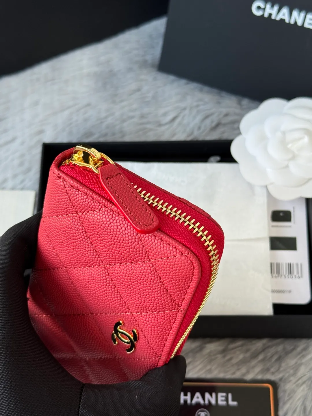 Medium size 💰360💰 finally arrived, chanel 25c oversized zipper bag with zipper inside. First place to eat melon. Large black gold cow coin purse with inner zipper. Made of caviar cowhide. Ginza sa is great. Enthusiastic and patient. I picked up a bunch of black gold card holders. There are several popular coin purses. I went for the L-shaped zipper coin purse. I tried it on the spot. My nails are a little difficult to insert cards. The 25c model is enlarged and looks great. The upgraded version is very practical. Buy it quickly! chanel25c chanel coin purse chanel card holder card holder recommended zipper coin purse chanel number: 3686 (0112) 25c size: 12*5cmx8cmx2cm
