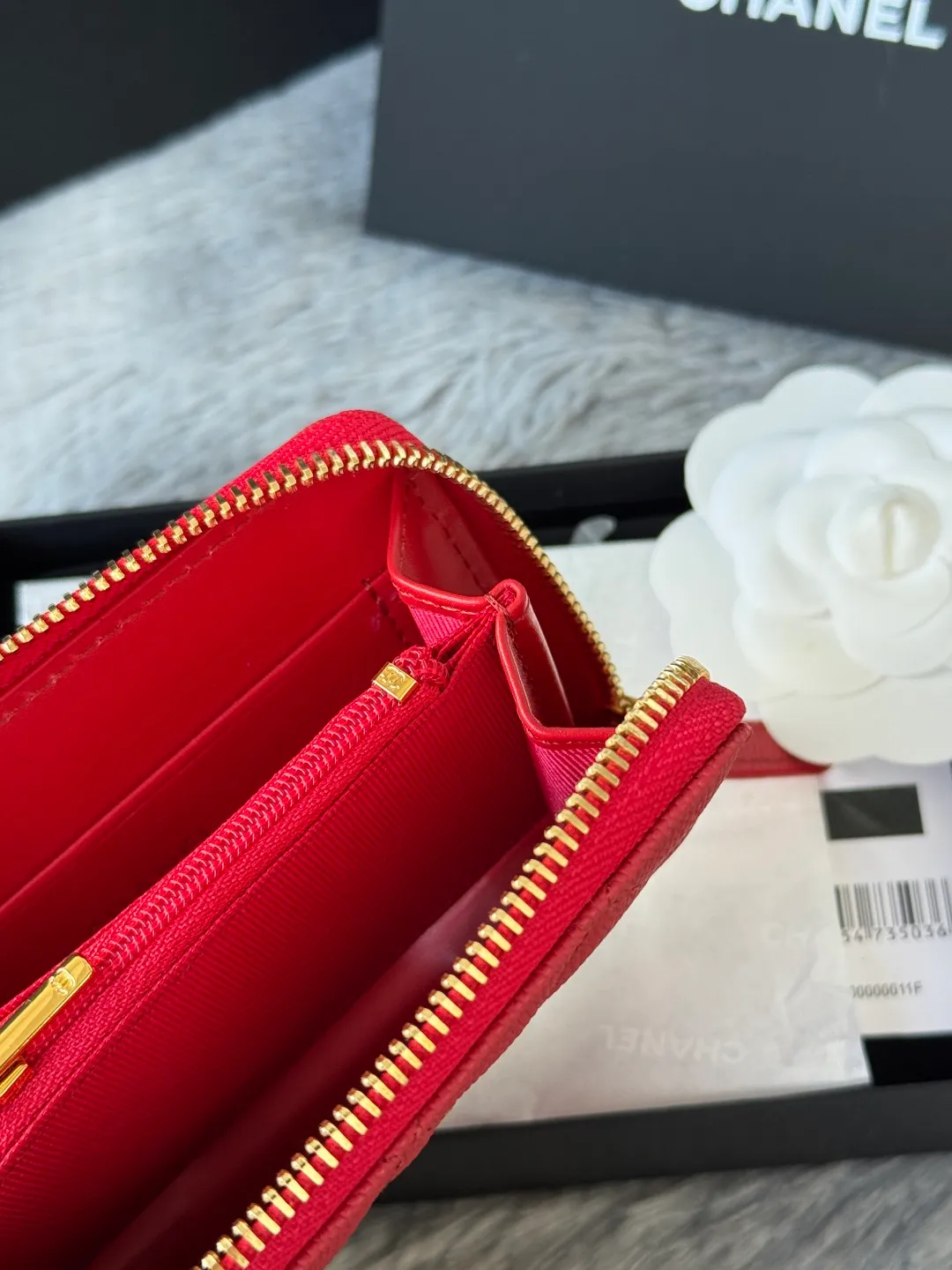 Medium size 💰360💰 finally arrived, chanel 25c oversized zipper bag with zipper inside. First place to eat melon. Large black gold cow coin purse with inner zipper. Made of caviar cowhide. Ginza sa is great. Enthusiastic and patient. I picked up a bunch of black gold card holders. There are several popular coin purses. I went for the L-shaped zipper coin purse. I tried it on the spot. My nails are a little difficult to insert cards. The 25c model is enlarged and looks great. The upgraded version is very practical. Buy it quickly! chanel25c chanel coin purse chanel card holder card holder recommended zipper coin purse chanel number: 3686 (0112) 25c size: 12*5cmx8cmx2cm