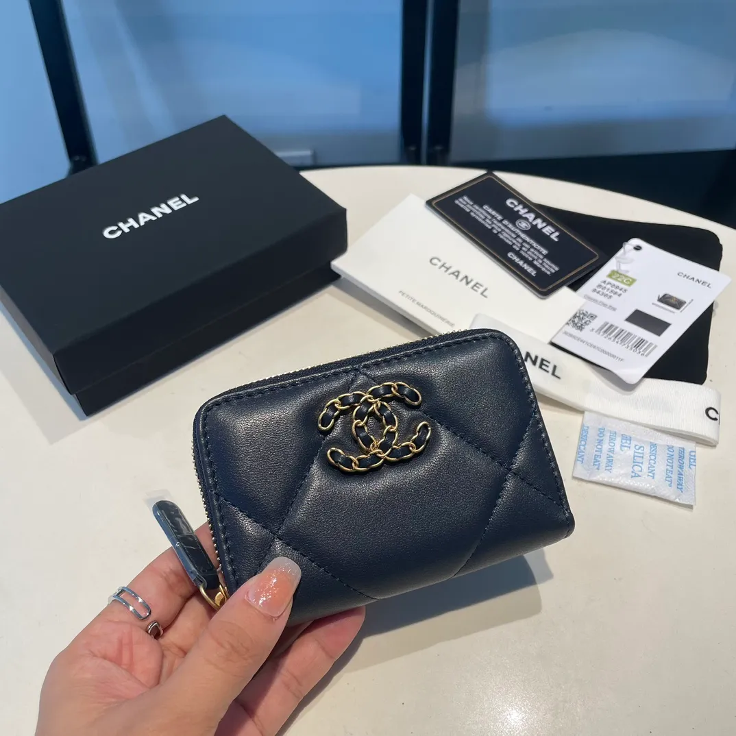 💰300😊 Upgraded version💋🆕 Ohanel new color🆕The latest zipper card holder, the texture of goatskin is invincible 😼The 19 series mainly promoted this season is the big rhombus, with a strong retro style👝Is there anyone who wants to buy each color🧸 The logo is eye-catching and unique, the goatskin has a light luster, and the temperament instantly ups and downs❣The fashionable style and style are also jointly created by Karl and Viard. The first series launched by the new artistic director will be a key recommendation of the brand from this year to next year, conveying the essence of the brand, with a full set of packaging 0945🍃size: 11.5*8cm
