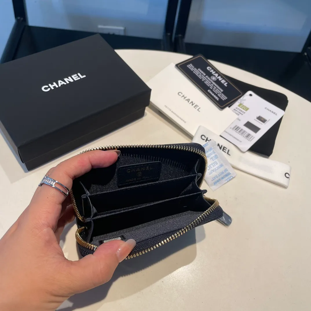 💰300😊 Upgraded version💋🆕 Ohanel new color🆕The latest zipper card holder, the texture of goatskin is invincible 😼The 19 series mainly promoted this season is the big rhombus, with a strong retro style👝Is there anyone who wants to buy each color🧸 The logo is eye-catching and unique, the goatskin has a light luster, and the temperament instantly ups and downs❣The fashionable style and style are also jointly created by Karl and Viard. The first series launched by the new artistic director will be a key recommendation of the brand from this year to next year, conveying the essence of the brand, with a full set of packaging 0945🍃size: 11.5*8cm