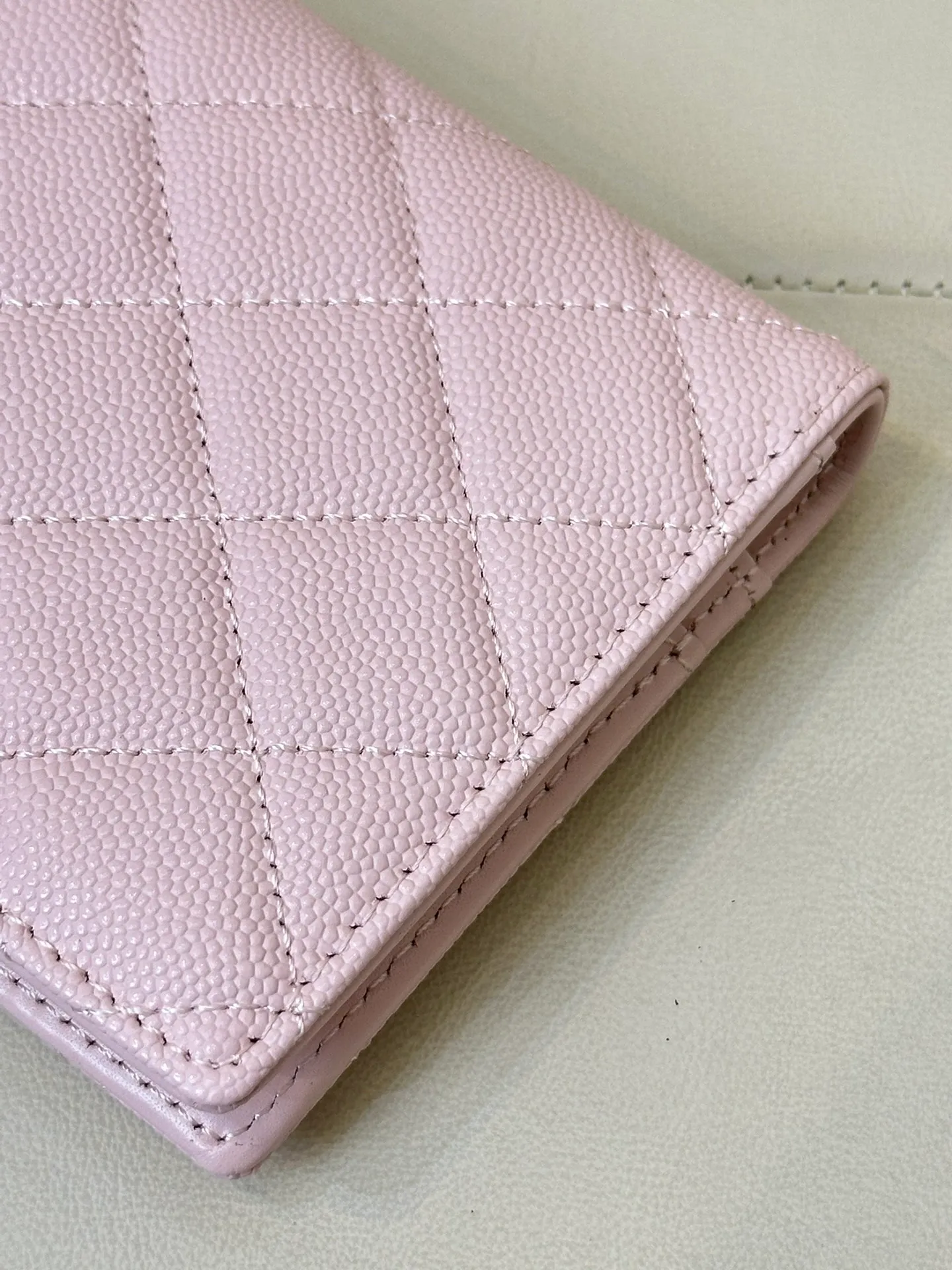 96066 Classic small fragrance passport holder! zg’s latest passport holder, you no longer need to carry your passport naked! A good-looking passport holder is not only practical, but also shows your personality, reflecting your personal taste and perception of life! This is something that everyone needs and can be obtained with almost no hesitation! The classic fragrant granny rhombus style, each grid is full, all the hardware zipper details are the same as those at the counter, very powerful details, impeccable workmanship, insisting on high quality, and the design is also very powerful. It also comes with a card slot inside, where you can put your passport and ID card. All kinds of cards can be used, very convenient and practical. Size: 14/10cm