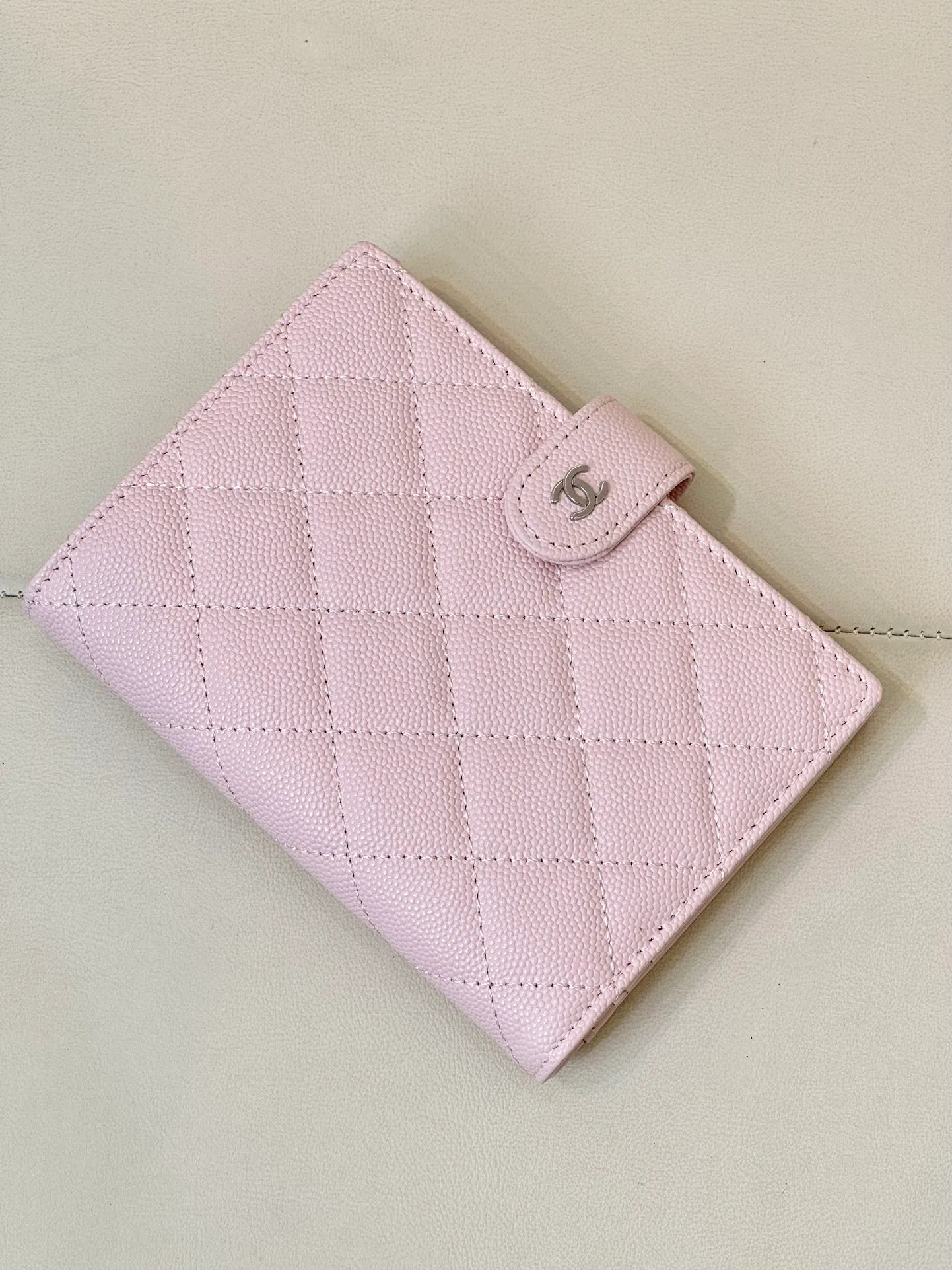 96066 Classic small fragrance passport holder! zg’s latest passport holder, you no longer need to carry your passport naked! A good-looking passport holder is not only practical, but also shows your personality, reflecting your personal taste and perception of life! This is something that everyone needs and can be obtained with almost no hesitation! The classic fragrant granny rhombus style, each grid is full, all the hardware zipper details are the same as those at the counter, very powerful details, impeccable workmanship, insisting on high quality, and the design is also very powerful. It also comes with a card slot inside, where you can put your passport and ID card. All kinds of cards can be used, very convenient and practical. Size: 14/10cm