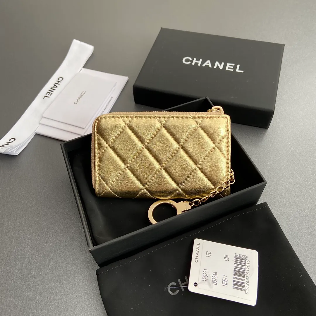 [Special grade hardware original leather] 💰320 Xiaoxiang small zipper bag card holder series Hook chain quilted card holder with iconic metal logo Gold tone metal hardware, special Italian imported leather 1 card slot wallet bag, 1 hook chain Number: 0221 Golden Sheep Gold Size: w11.5×h7.5×1.5cm