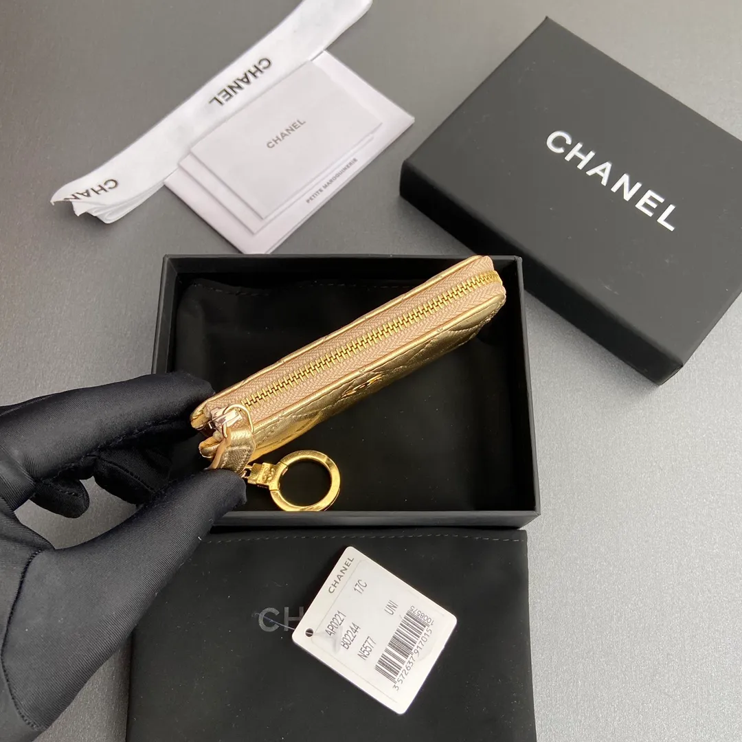 [Special grade hardware original leather] 💰320 Xiaoxiang small zipper bag card holder series Hook chain quilted card holder with iconic metal logo Gold tone metal hardware, special Italian imported leather 1 card slot wallet bag, 1 hook chain Number: 0221 Golden Sheep Gold Size: w11.5×h7.5×1.5cm