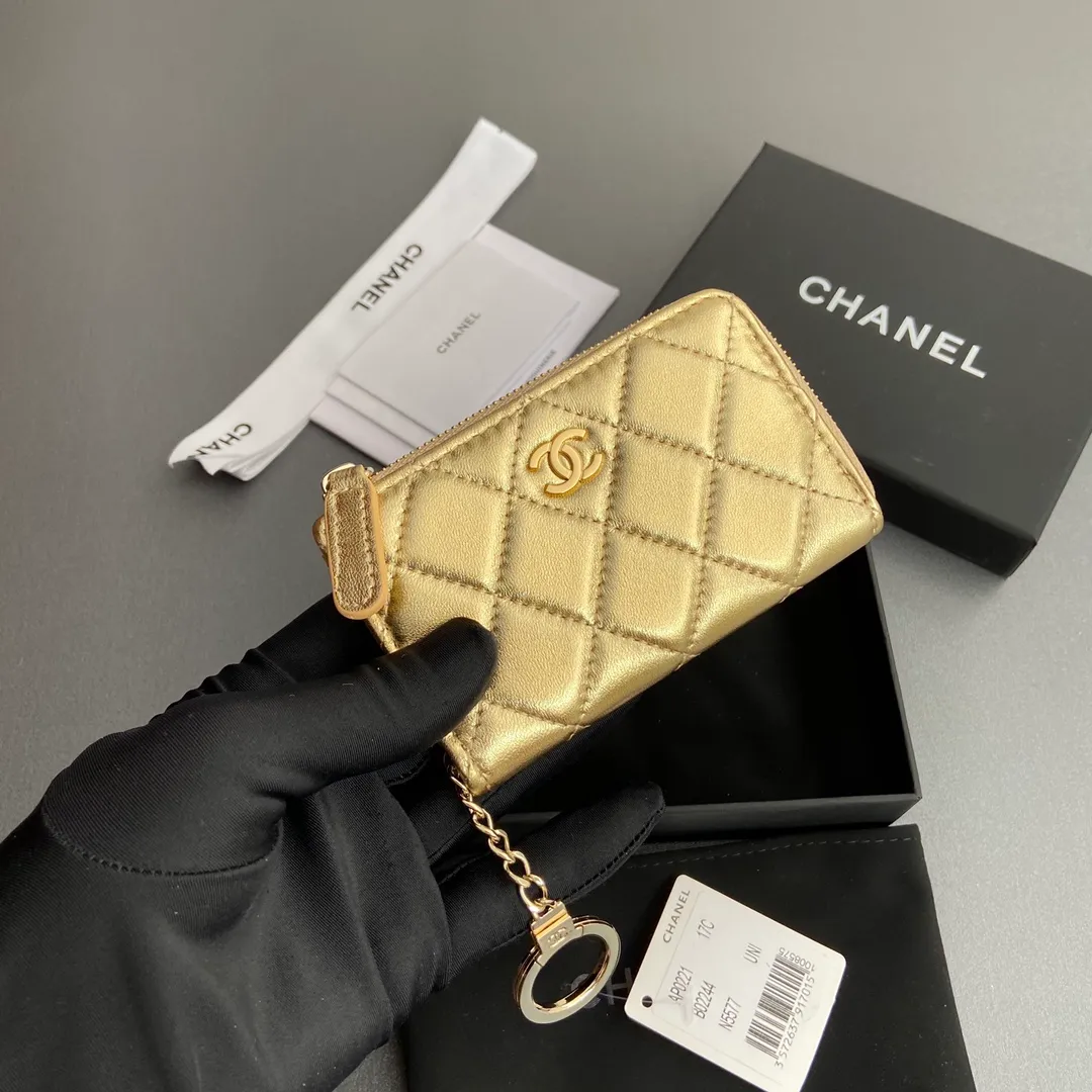 [Special grade hardware original leather] 💰320 Xiaoxiang small zipper bag card holder series Hook chain quilted card holder with iconic metal logo Gold tone metal hardware, special Italian imported leather 1 card slot wallet bag, 1 hook chain Number: 0221 Golden Sheep Gold Size: w11.5×h7.5×1.5cm