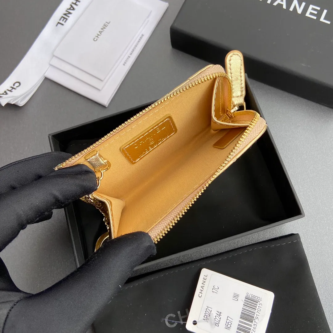 [Special grade hardware original leather] 💰320 Xiaoxiang small zipper bag card holder series Hook chain quilted card holder with iconic metal logo Gold tone metal hardware, special Italian imported leather 1 card slot wallet bag, 1 hook chain Number: 0221 Golden Sheep Gold Size: w11.5×h7.5×1.5cm