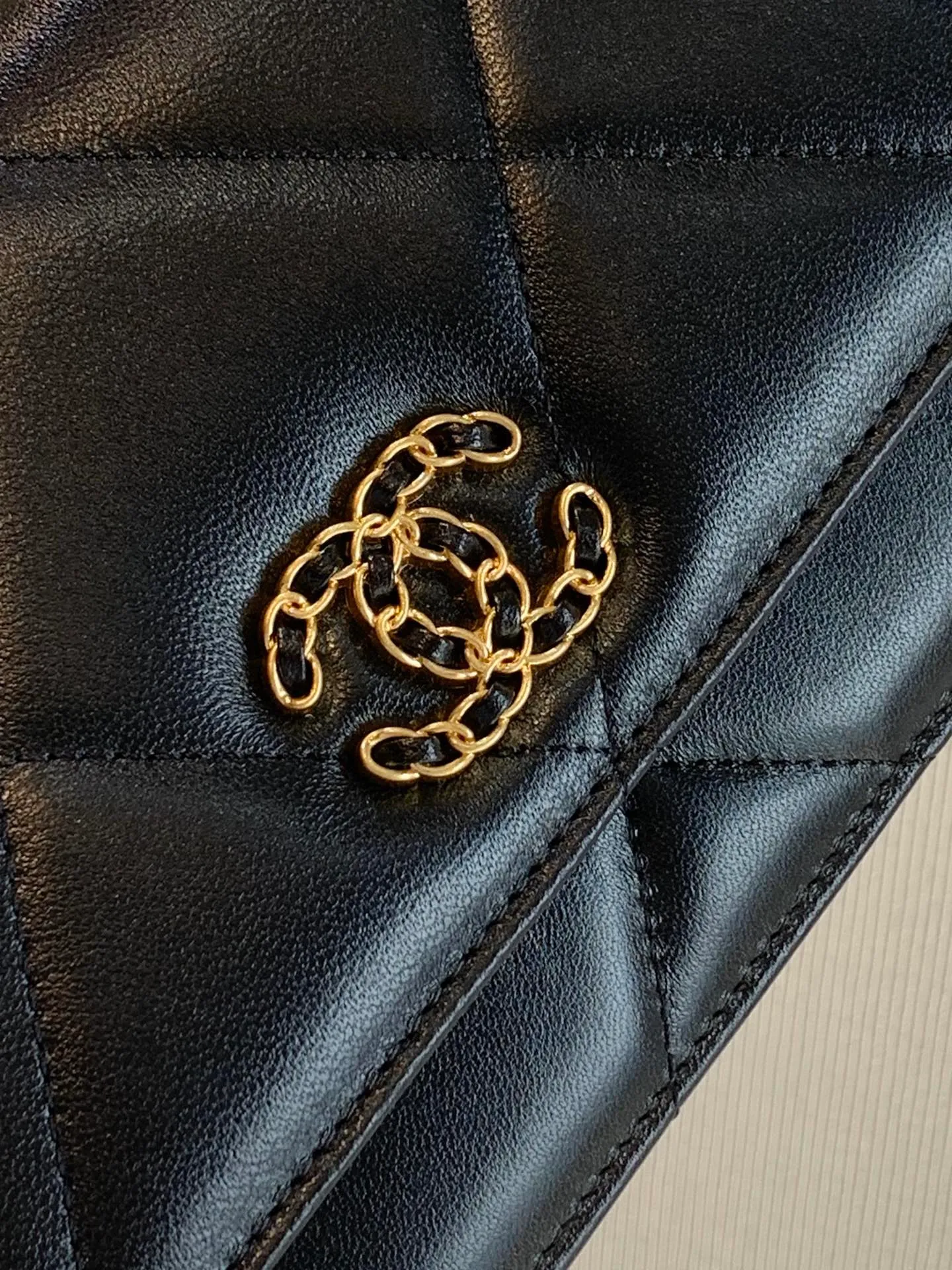 The 0957 bag is made of shiny lambskin with a metal leather chain. The iconic double C logo design of the 19 series: one side C is a leather woven metal chain, and the other side C is a gold-plated carving. The combination is like a unique work of art embellishment!