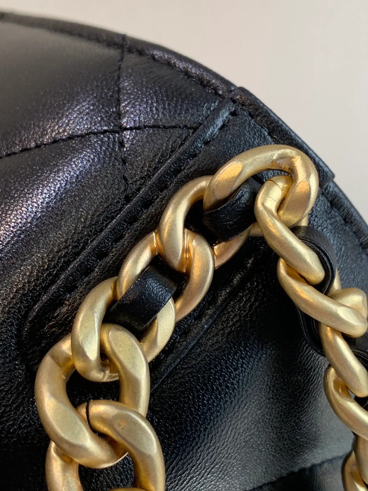 The 0957 bag is made of shiny lambskin with a metal leather chain. The iconic double C logo design of the 19 series: one side C is a leather woven metal chain, and the other side C is a gold-plated carving. The combination is like a unique work of art embellishment!