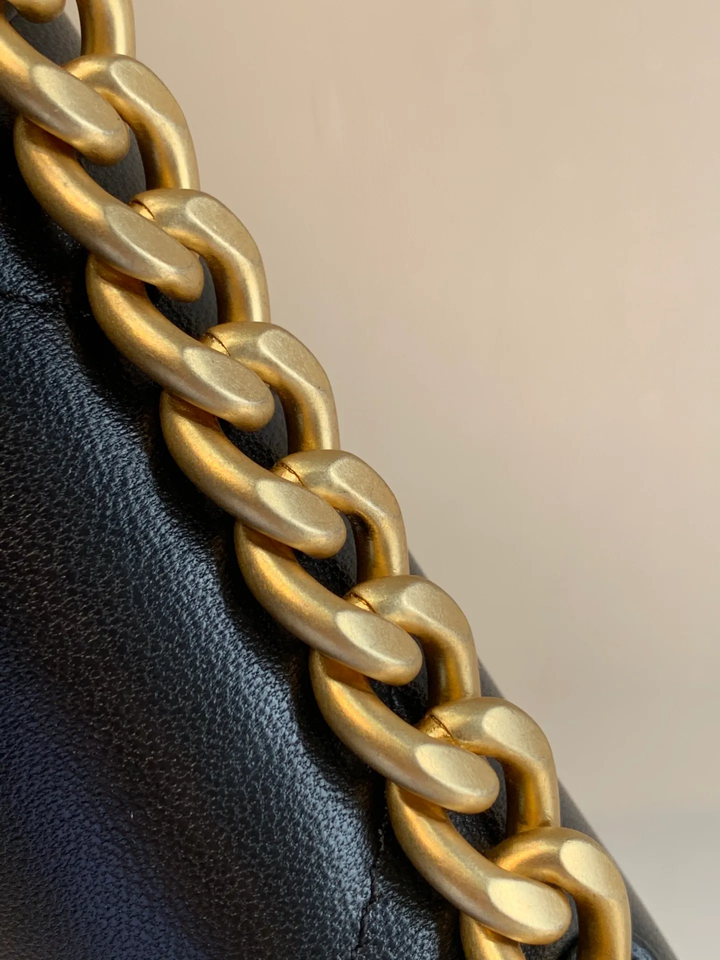The 0957 bag is made of shiny lambskin with a metal leather chain. The iconic double C logo design of the 19 series: one side C is a leather woven metal chain, and the other side C is a gold-plated carving. The combination is like a unique work of art embellishment!