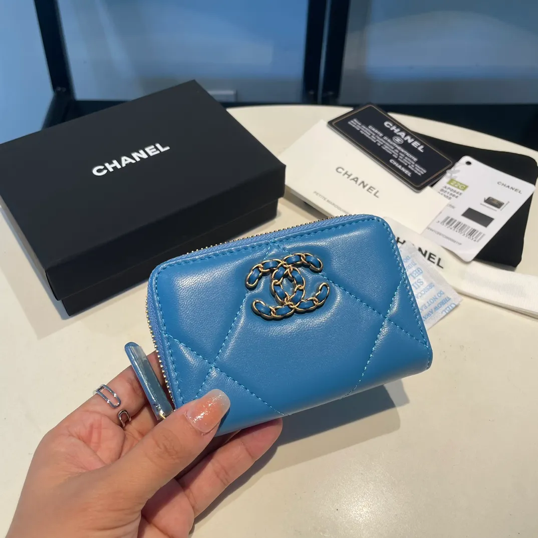 💰300😊 Upgraded version💋🆕 Ohanel new color🆕The latest zipper card holder, the texture of goatskin is invincible 😼The 19 series mainly promoted this season is the big rhombus, with a strong retro style👝Is there anyone who wants to buy each color🧸 The logo is eye-catching and unique, the goatskin has a light luster, and the temperament instantly ups and downs❣The fashionable style and style are also jointly created by Karl and Viard. The first series launched by the new artistic director will be a key recommendation of the brand from this year to next year, conveying the essence of the brand, with a full set of packaging 0945🍃size: 11.5*8cm