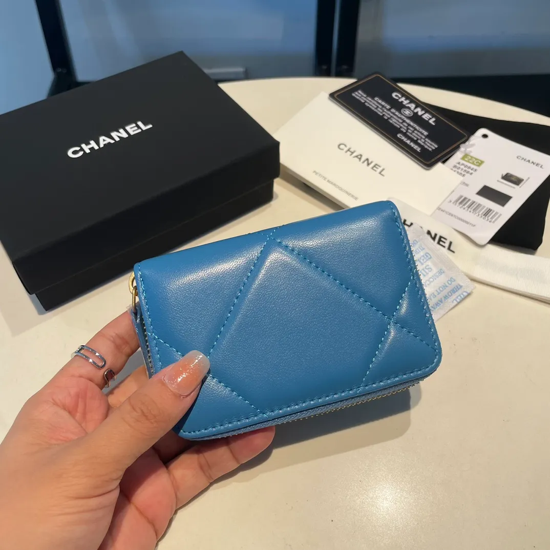 💰300😊 Upgraded version💋🆕 Ohanel new color🆕The latest zipper card holder, the texture of goatskin is invincible 😼The 19 series mainly promoted this season is the big rhombus, with a strong retro style👝Is there anyone who wants to buy each color🧸 The logo is eye-catching and unique, the goatskin has a light luster, and the temperament instantly ups and downs❣The fashionable style and style are also jointly created by Karl and Viard. The first series launched by the new artistic director will be a key recommendation of the brand from this year to next year, conveying the essence of the brand, with a full set of packaging 0945🍃size: 11.5*8cm