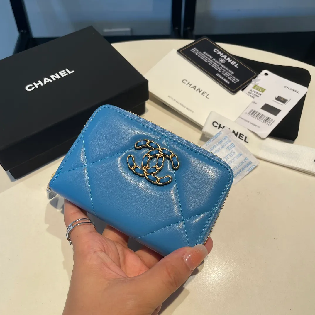 💰300😊 Upgraded version💋🆕 Ohanel new color🆕The latest zipper card holder, the texture of goatskin is invincible 😼The 19 series mainly promoted this season is the big rhombus, with a strong retro style👝Is there anyone who wants to buy each color🧸 The logo is eye-catching and unique, the goatskin has a light luster, and the temperament instantly ups and downs❣The fashionable style and style are also jointly created by Karl and Viard. The first series launched by the new artistic director will be a key recommendation of the brand from this year to next year, conveying the essence of the brand, with a full set of packaging 0945🍃size: 11.5*8cm