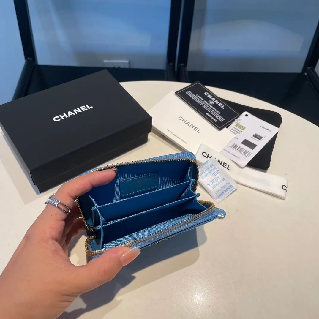 💰300😊 Upgraded version💋🆕 Ohanel new color🆕The latest zipper card holder, the texture of goatskin is invincible 😼The 19 series mainly promoted this season is the big rhombus, with a strong retro style👝Is there anyone who wants to buy each color🧸 The logo is eye-catching and unique, the goatskin has a light luster, and the temperament instantly ups and downs❣The fashionable style and style are also jointly created by Karl and Viard. The first series launched by the new artistic director will be a key recommendation of the brand from this year to next year, conveying the essence of the brand, with a full set of packaging 0945🍃size: 11.5*8cm