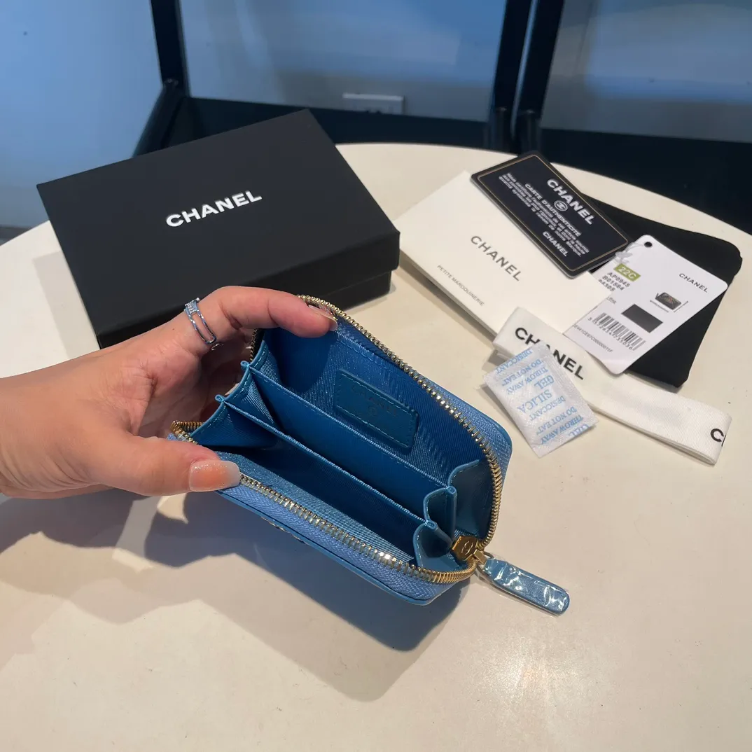 💰300😊 Upgraded version💋🆕 Ohanel new color🆕The latest zipper card holder, the texture of goatskin is invincible 😼The 19 series mainly promoted this season is the big rhombus, with a strong retro style👝Is there anyone who wants to buy each color🧸 The logo is eye-catching and unique, the goatskin has a light luster, and the temperament instantly ups and downs❣The fashionable style and style are also jointly created by Karl and Viard. The first series launched by the new artistic director will be a key recommendation of the brand from this year to next year, conveying the essence of the brand, with a full set of packaging 0945🍃size: 11.5*8cm