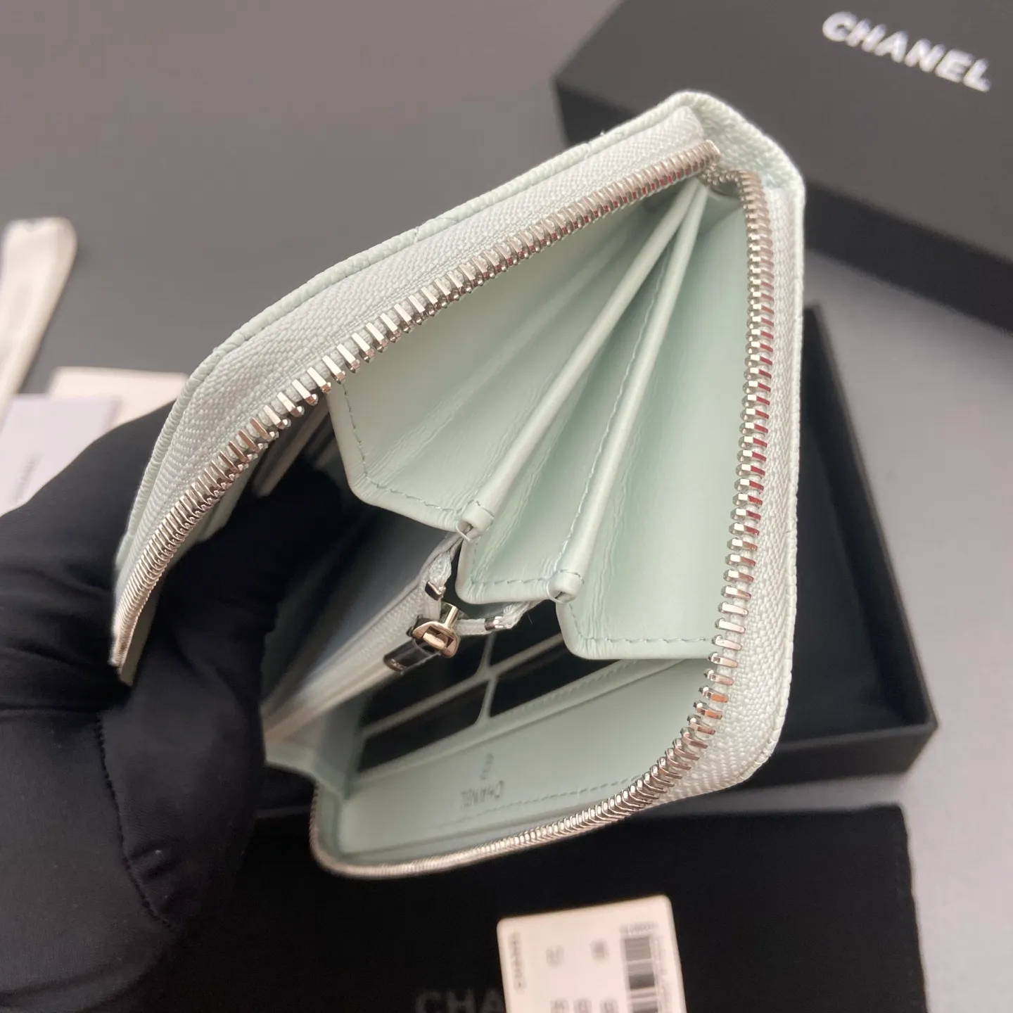 25b new series caviar cowhide with stars ⭐logo shiny blingblibg~zipper bag series light blue fine ball pattern silver star hardware 12 card slots, two banknote compartments two compartments, 1 zipper bag Price: 250 No.: 3726 Size: w19×h10×d3cm