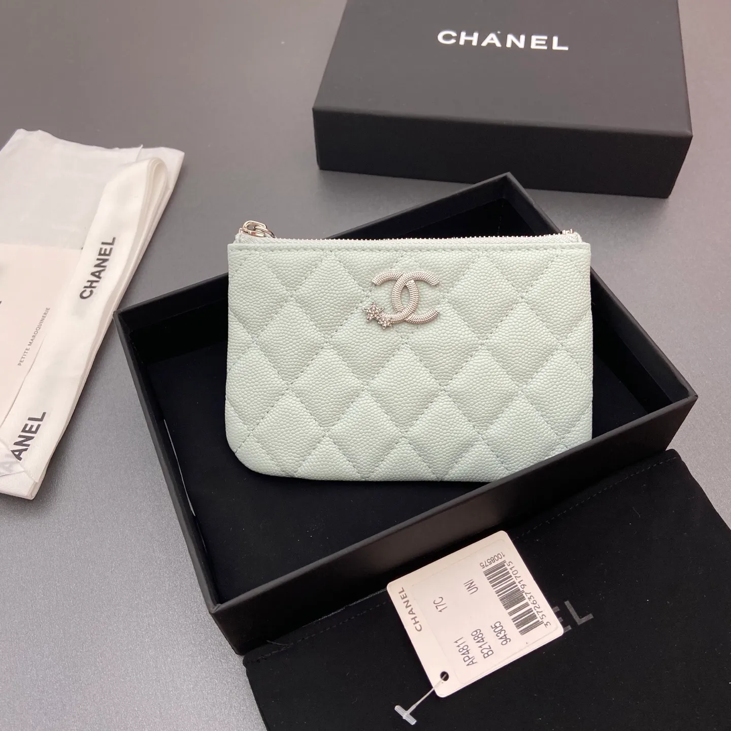 25b new series caviar cowhide with stars ⭐logo shiny blingblibg~ coin purse series Item number: A 4811 Price: 320 Size: w15×8.5cm Color: light blue fine ball pattern silver star hardware