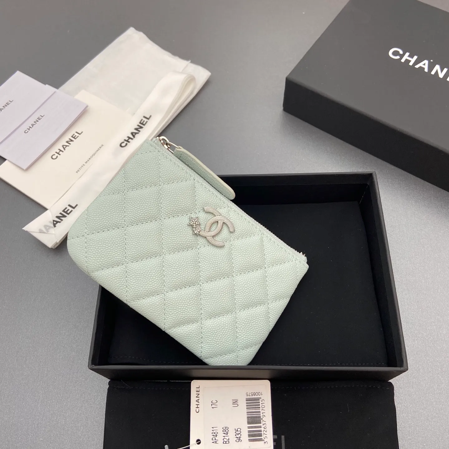 25b new series caviar cowhide with stars ⭐logo shiny blingblibg~ coin purse series Item number: A 4811 Price: 320 Size: w15×8.5cm Color: light blue fine ball pattern silver star hardware