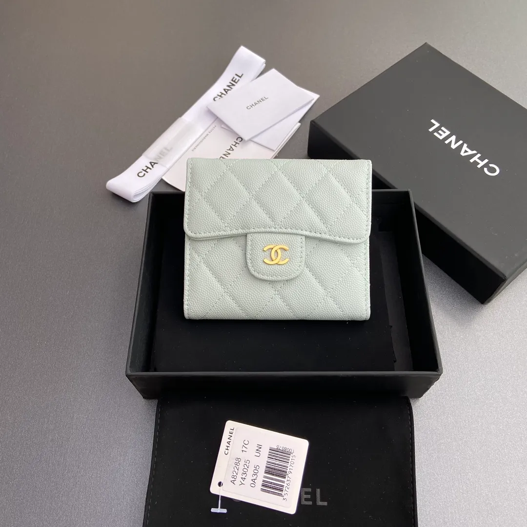 [Imported leather from Italy] ¥440 Special light blue fine ball grain embossed leather Gold tone metal hardware 6 card slots 1 banknote compartment 1 coin zipper bag No.: 82288 Size: w10.5×h11.5×d3cm