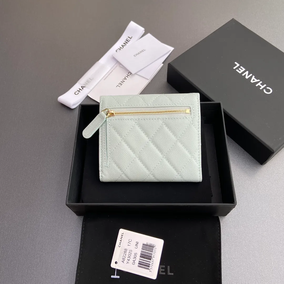[Imported leather from Italy] ¥440 Special light blue fine ball grain embossed leather Gold tone metal hardware 6 card slots 1 banknote compartment 1 coin zipper bag No.: 82288 Size: w10.5×h11.5×d3cm