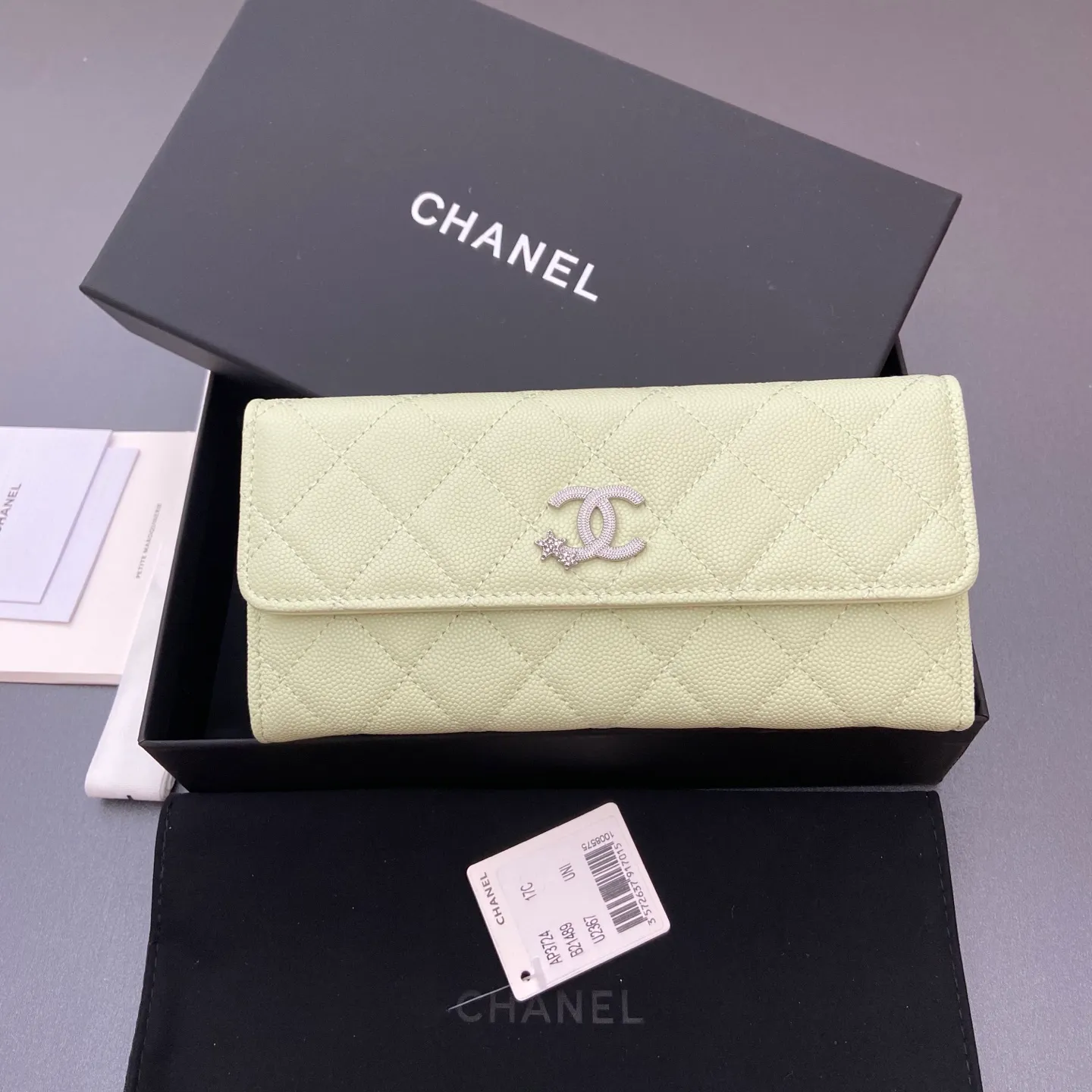 25b new series caviar cowhide with stars ⭐logo shiny blingblibg~ flip-top long clip wallet series light green fine ball pattern silver star hardware 12 card slots, two banknote compartments two compartments, 1 zipper bag Price: 250 No.: 3724 Size: w19×h10×d3cm