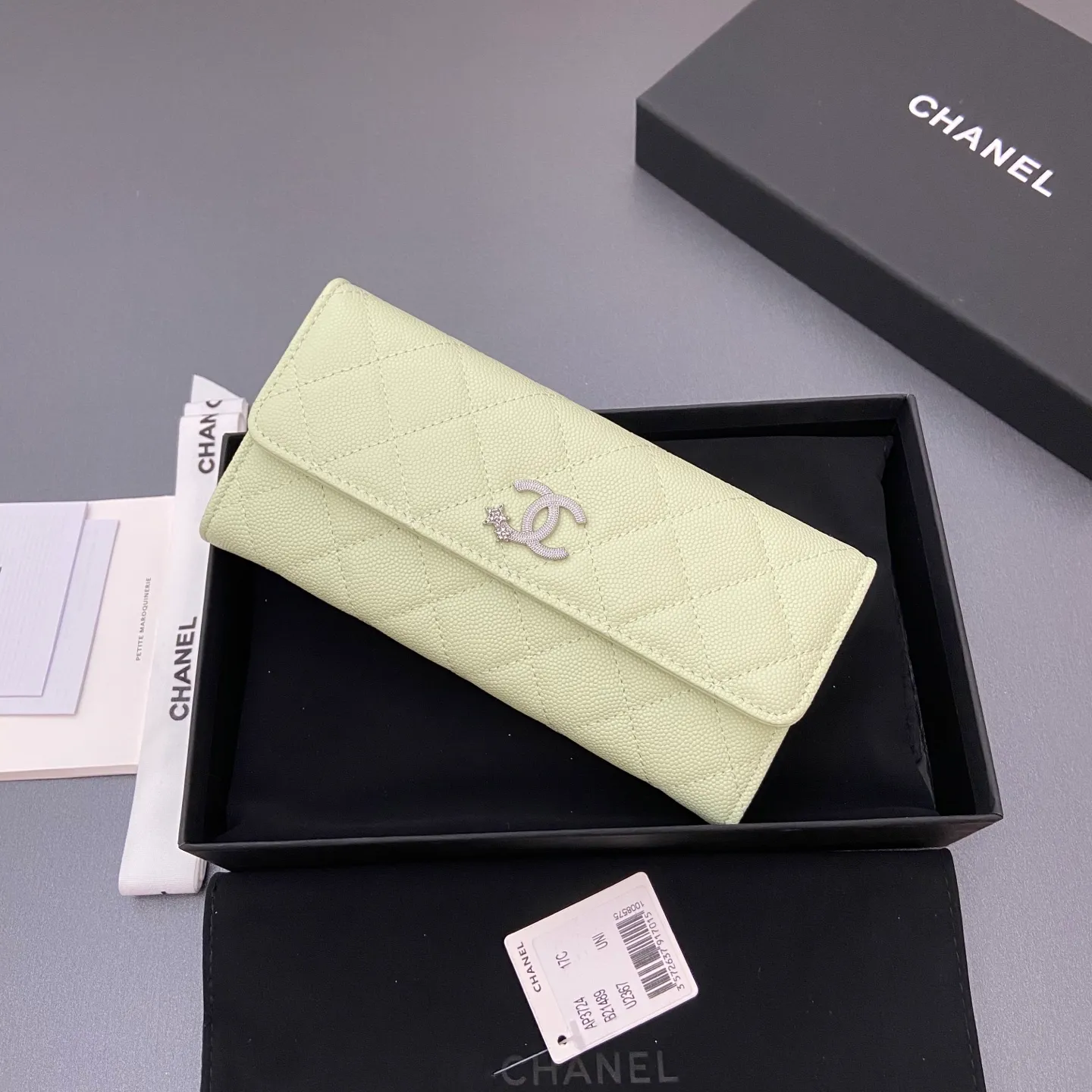 25b new series caviar cowhide with stars ⭐logo shiny blingblibg~ flip-top long clip wallet series light green fine ball pattern silver star hardware 12 card slots, two banknote compartments two compartments, 1 zipper bag Price: 250 No.: 3724 Size: w19×h10×d3cm