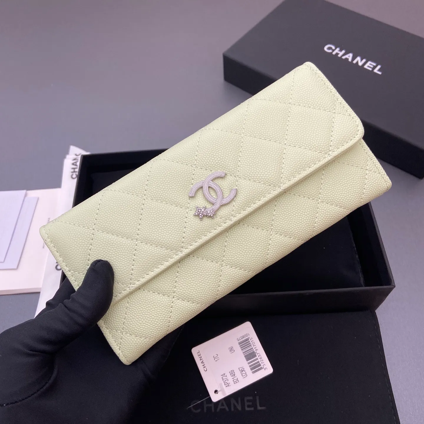 25b new series caviar cowhide with stars ⭐logo shiny blingblibg~ flip-top long clip wallet series light green fine ball pattern silver star hardware 12 card slots, two banknote compartments two compartments, 1 zipper bag Price: 250 No.: 3724 Size: w19×h10×d3cm