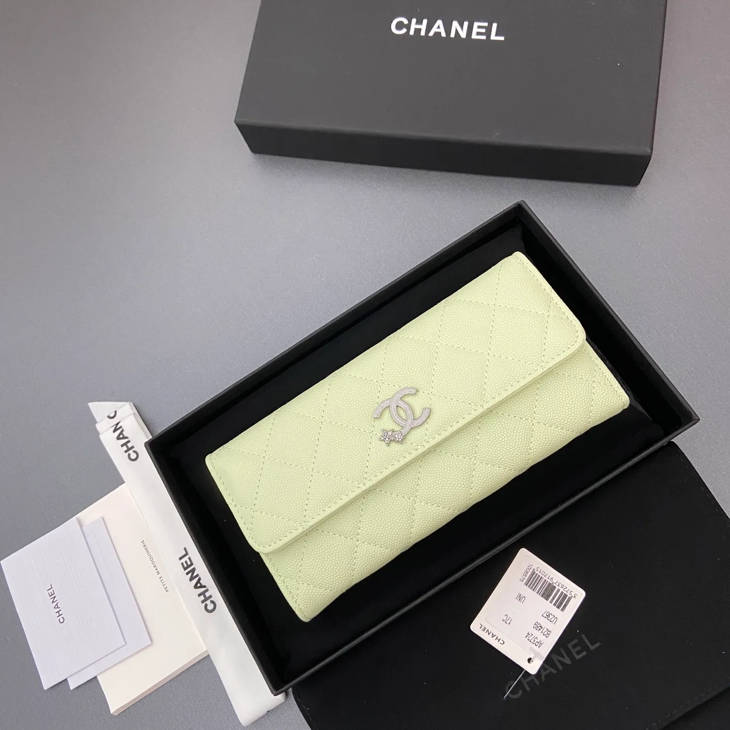 25b new series caviar cowhide with stars ⭐logo shiny blingblibg~ flip-top long clip wallet series light green fine ball pattern silver star hardware 12 card slots, two banknote compartments two compartments, 1 zipper bag Price: 250 No.: 3724 Size: w19×h10×d3cm