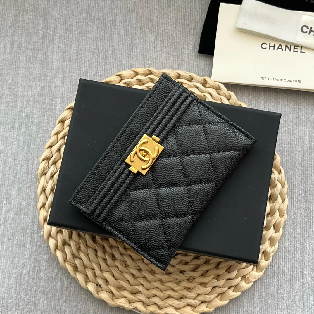 ¥220 [Original quality] [With serial code] CHANEL's new leboy card holder has a rhombus pattern, very attractive! The retro gold buckle has an old-fashioned feel and is very fashionable and retro❤️This small card holder is very cost-effective, and you can also put some change in the three card slots👍Model number: 84431 Size: 11×7.5×1cm
