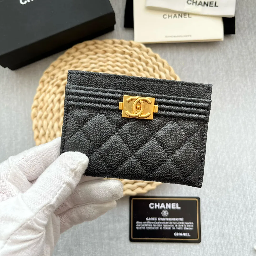 ¥220 [Original quality] [With serial code] CHANEL's new leboy card holder has a rhombus pattern, very attractive! The retro gold buckle has an old-fashioned feel and is very fashionable and retro❤️This small card holder is very cost-effective, and you can also put some change in the three card slots👍Model number: 84431 Size: 11×7.5×1cm