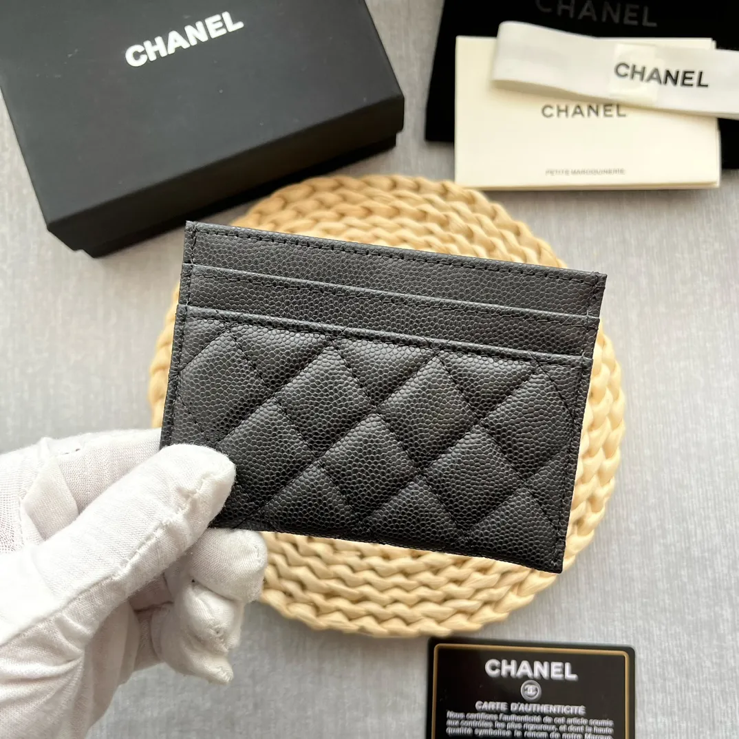 ¥220 [Original quality] [With serial code] CHANEL's new leboy card holder has a rhombus pattern, very attractive! The retro gold buckle has an old-fashioned feel and is very fashionable and retro❤️This small card holder is very cost-effective, and you can also put some change in the three card slots👍Model number: 84431 Size: 11×7.5×1cm