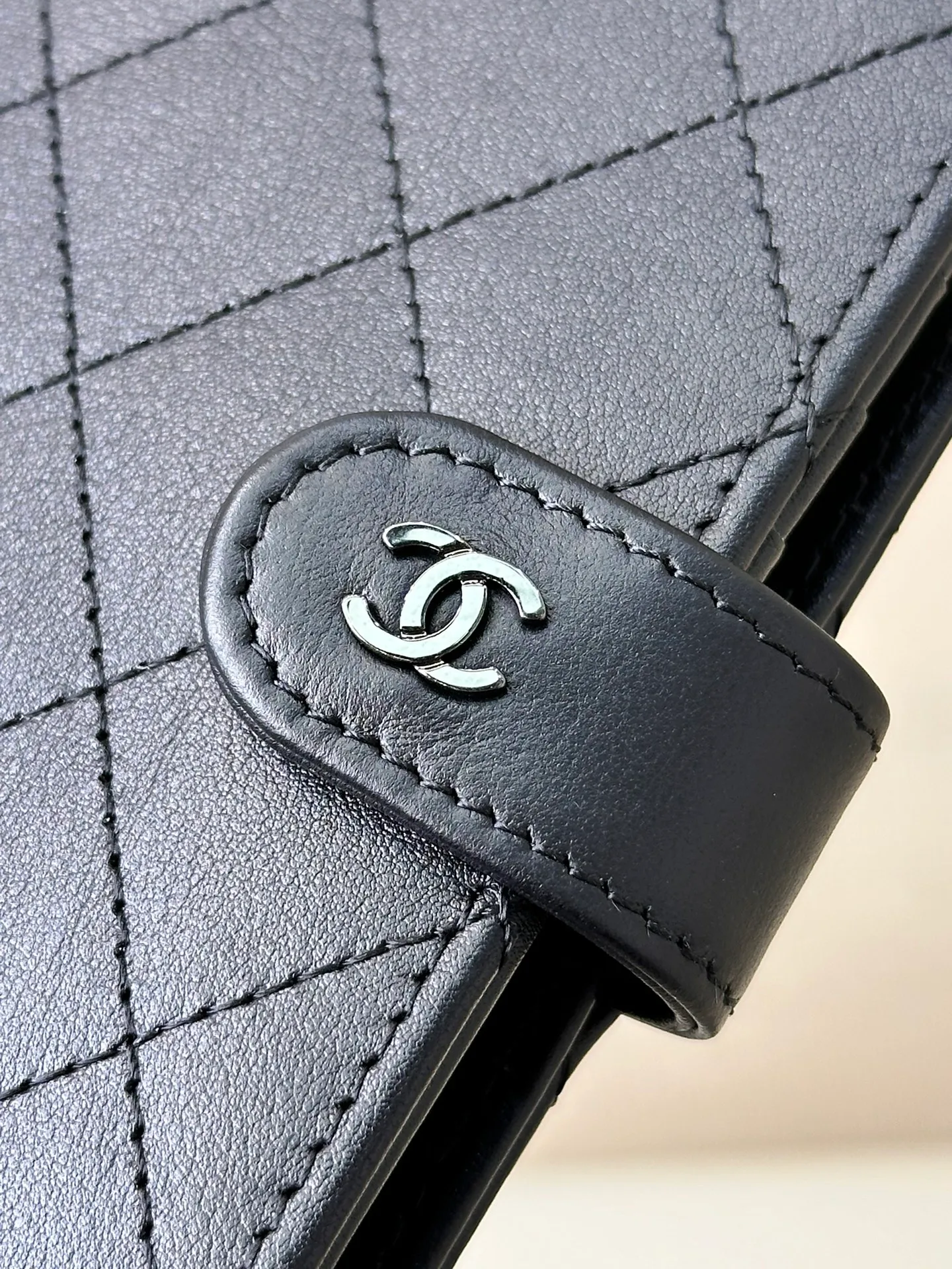 96066 The brand customer provides Xiaoxiang double C.logo logo hardware to highlight the brand recognition. The classic logo logo bright hardware has a mellow color. The whole thing shows Xiaoxiang’s ultimate high-quality craftsmanship. This is a hardware that requires the original factory’s unique electroplating process effect. The whole thing is exquisite.