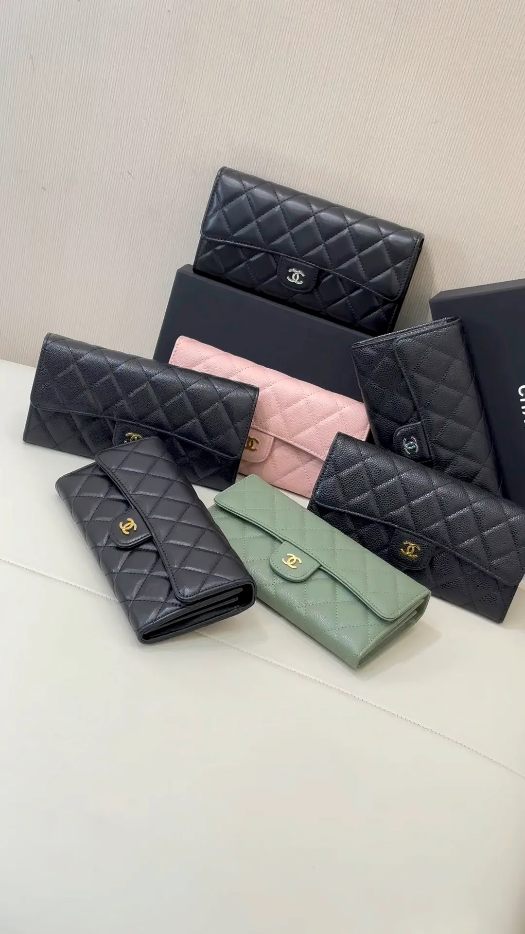 80758 Owning a Chanel bag must be a dream in the hearts of countless girls. It is elegant and charming. It is good to start with this fragrant grandma wallet. It can easily buy your happiness🥳