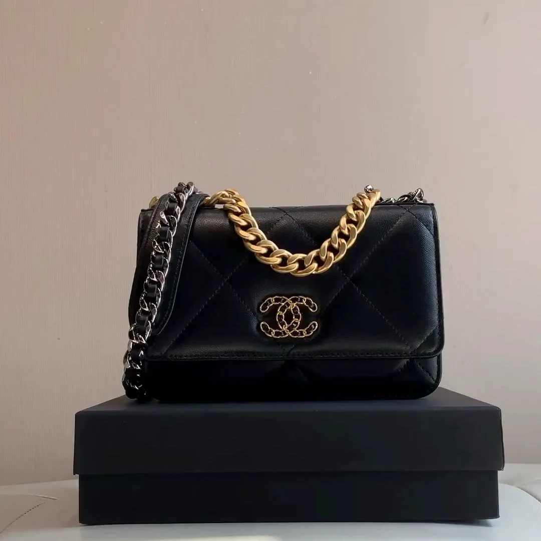 0957 Xiaoxiang WOC has always been the darling of the fashion industry. It is exquisite, simple, compact, yet luxurious and cute. The new 19 series WOC we obtained this time is full of surprises!