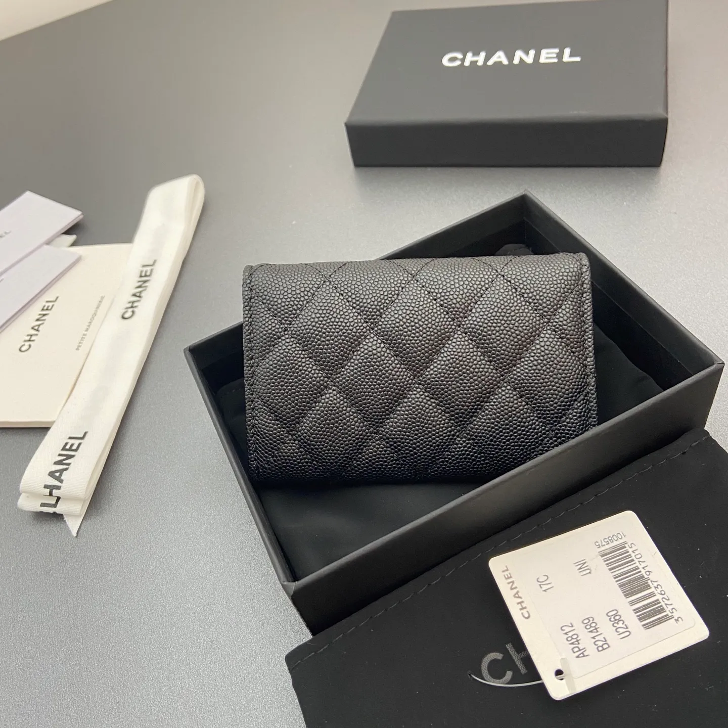 25b new series caviar cowhide with stars ⭐logo shiny blingblibg~card holder series item number: A 4812 price: 340 size: w11×h7cm color: black ball pattern silver star hardware
