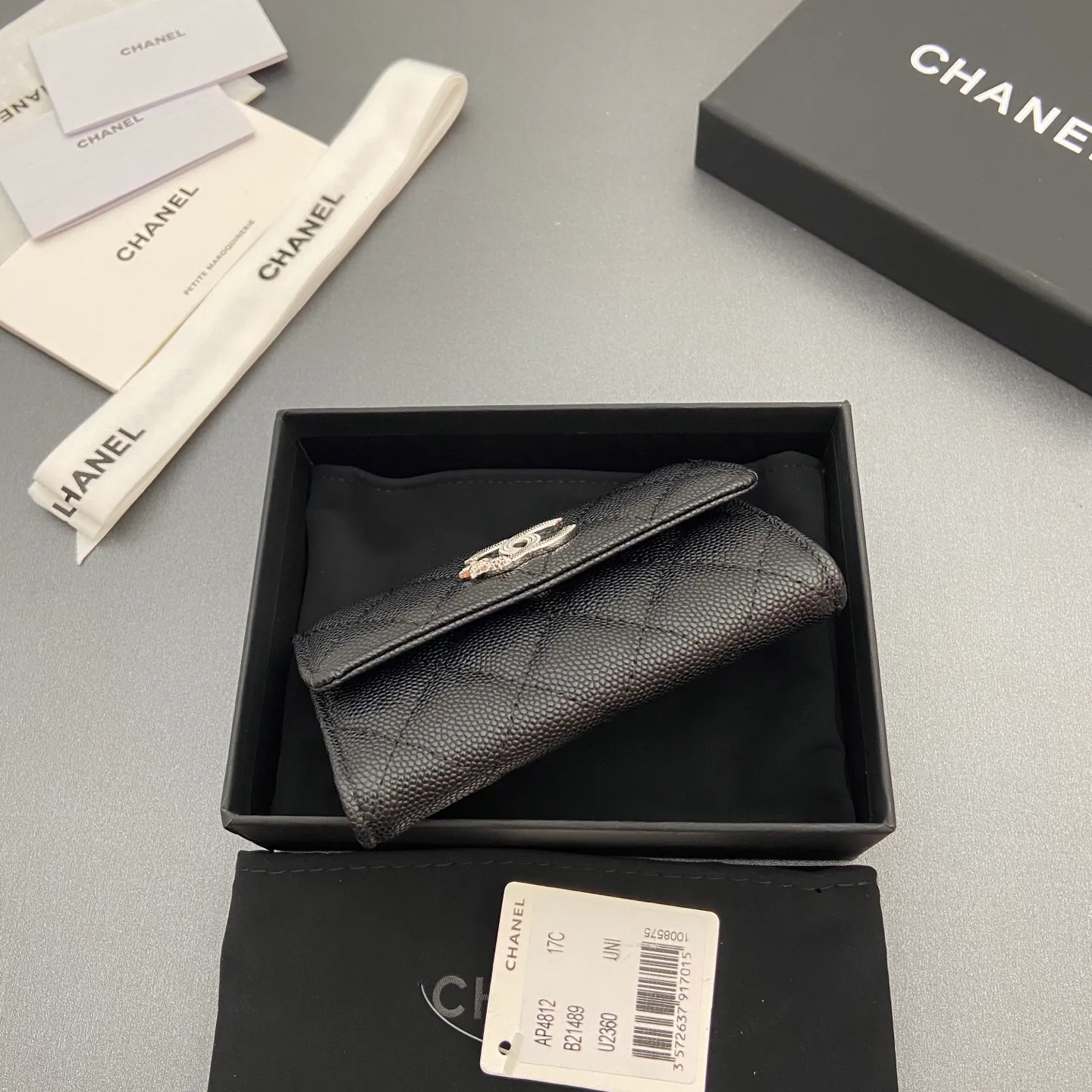 25b new series caviar cowhide with stars ⭐logo shiny blingblibg~card holder series item number: A 4812 price: 340 size: w11×h7cm color: black ball pattern silver star hardware