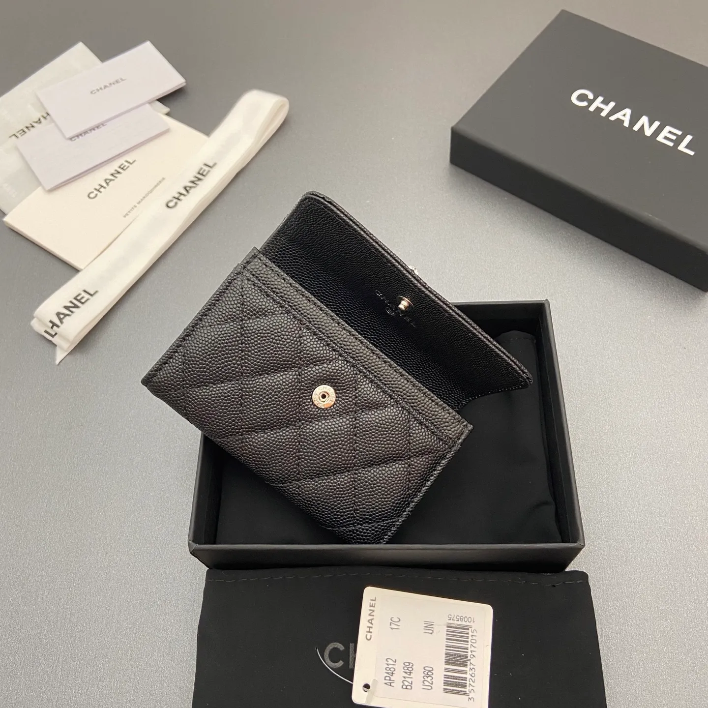 25b new series caviar cowhide with stars ⭐logo shiny blingblibg~card holder series item number: A 4812 price: 340 size: w11×h7cm color: black ball pattern silver star hardware