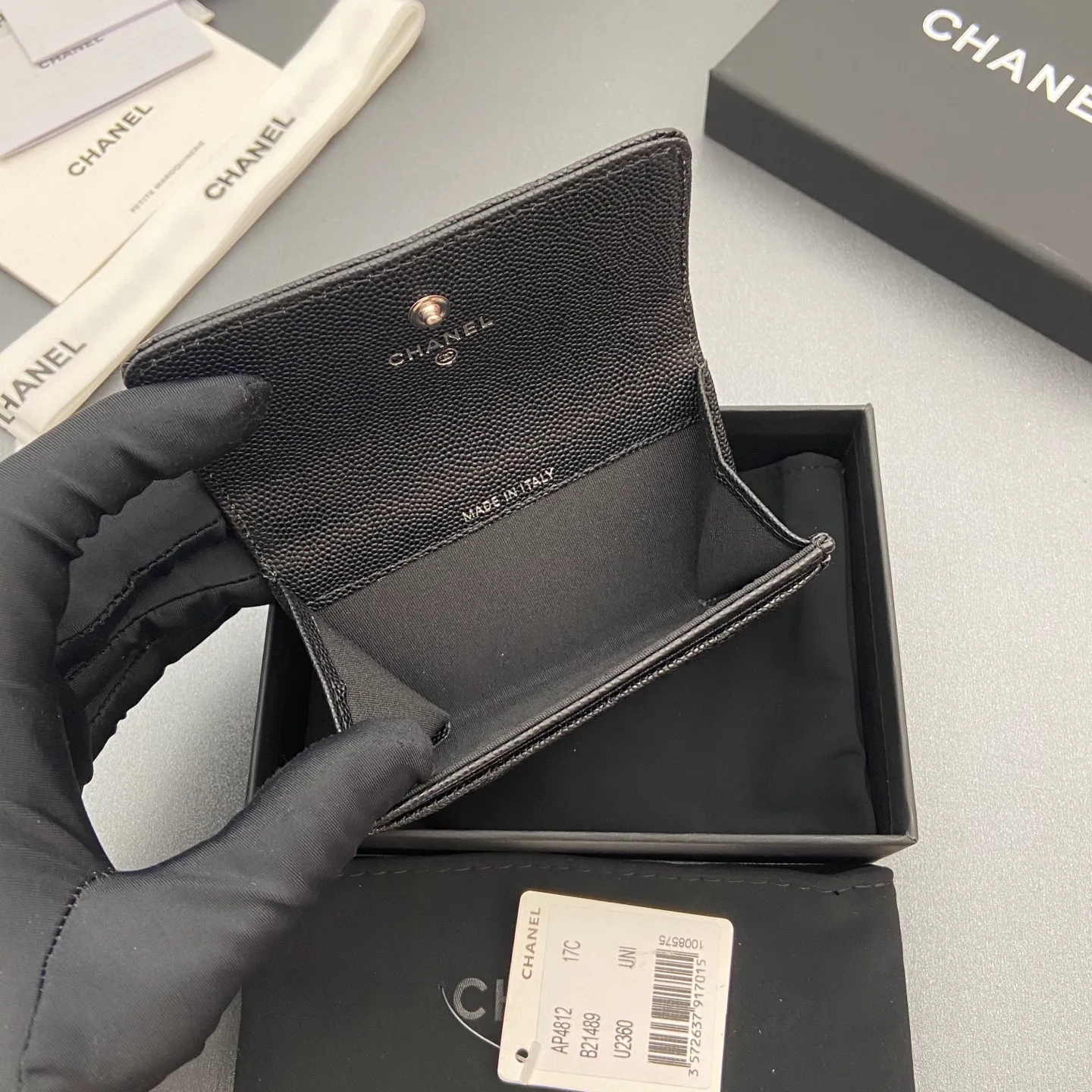 25b new series caviar cowhide with stars ⭐logo shiny blingblibg~card holder series item number: A 4812 price: 340 size: w11×h7cm color: black ball pattern silver star hardware