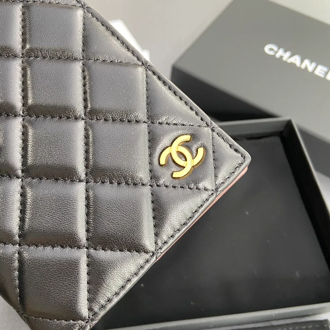 [Special grade hardware original leather] ¥280 Xiaoxiang Passport Holder Series Quilted card holder with iconic metal logo Gold tone metal hardware, special Italian imported leather 4 card slots, 1 passport holder Number: 80385 Size: w10×h15×d2cm