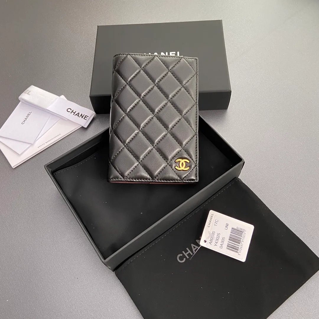 [Special grade hardware original leather] ¥280 Xiaoxiang Passport Holder Series Quilted card holder with iconic metal logo Gold tone metal hardware, special Italian imported leather 4 card slots, 1 passport holder Number: 80385 Size: w10×h15×d2cm