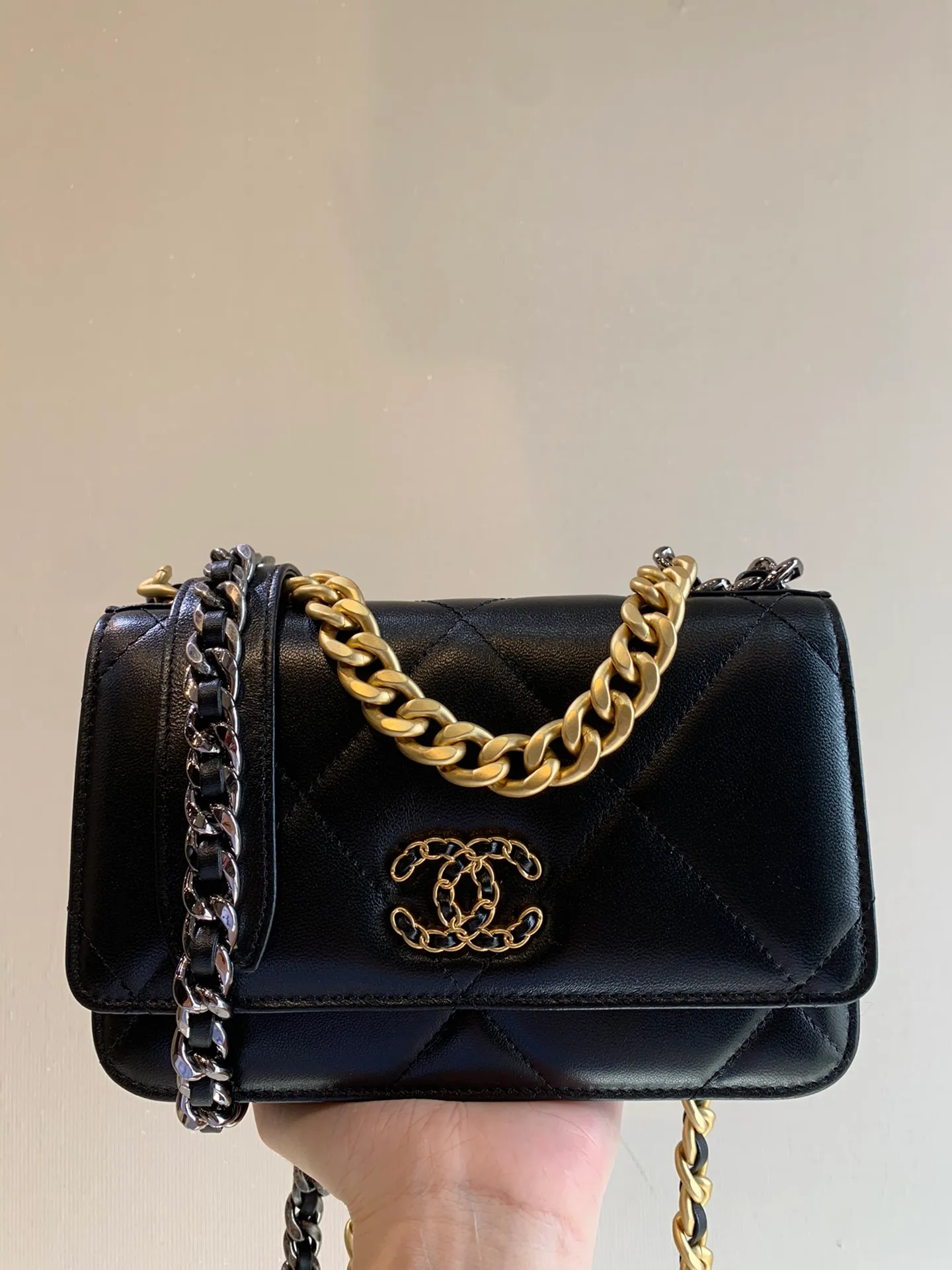 0957 Xiaoxiang 19woc, this small bag combines all the classic elements of Xiaoxiang. The rhombus leather, three-color chain, double C buckle, etc. are all very iconic. The WOC model has a tough version, and the bag design is more youthful and fashionable. The capacity is more than enough to hold two mobile phones, lipstick, and foundation. It has a card slot inside and is more practical than other WOC models.
