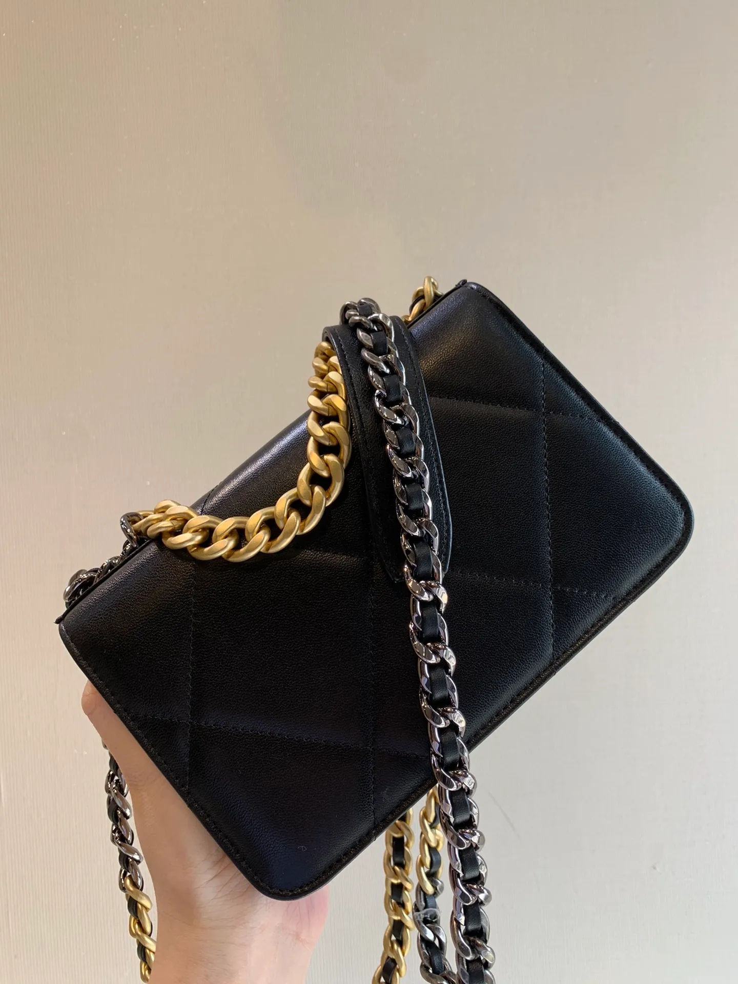 0957 Xiaoxiang 19woc, this small bag combines all the classic elements of Xiaoxiang. The rhombus leather, three-color chain, double C buckle, etc. are all very iconic. The WOC model has a tough version, and the bag design is more youthful and fashionable. The capacity is more than enough to hold two mobile phones, lipstick, and foundation. It has a card slot inside and is more practical than other WOC models.