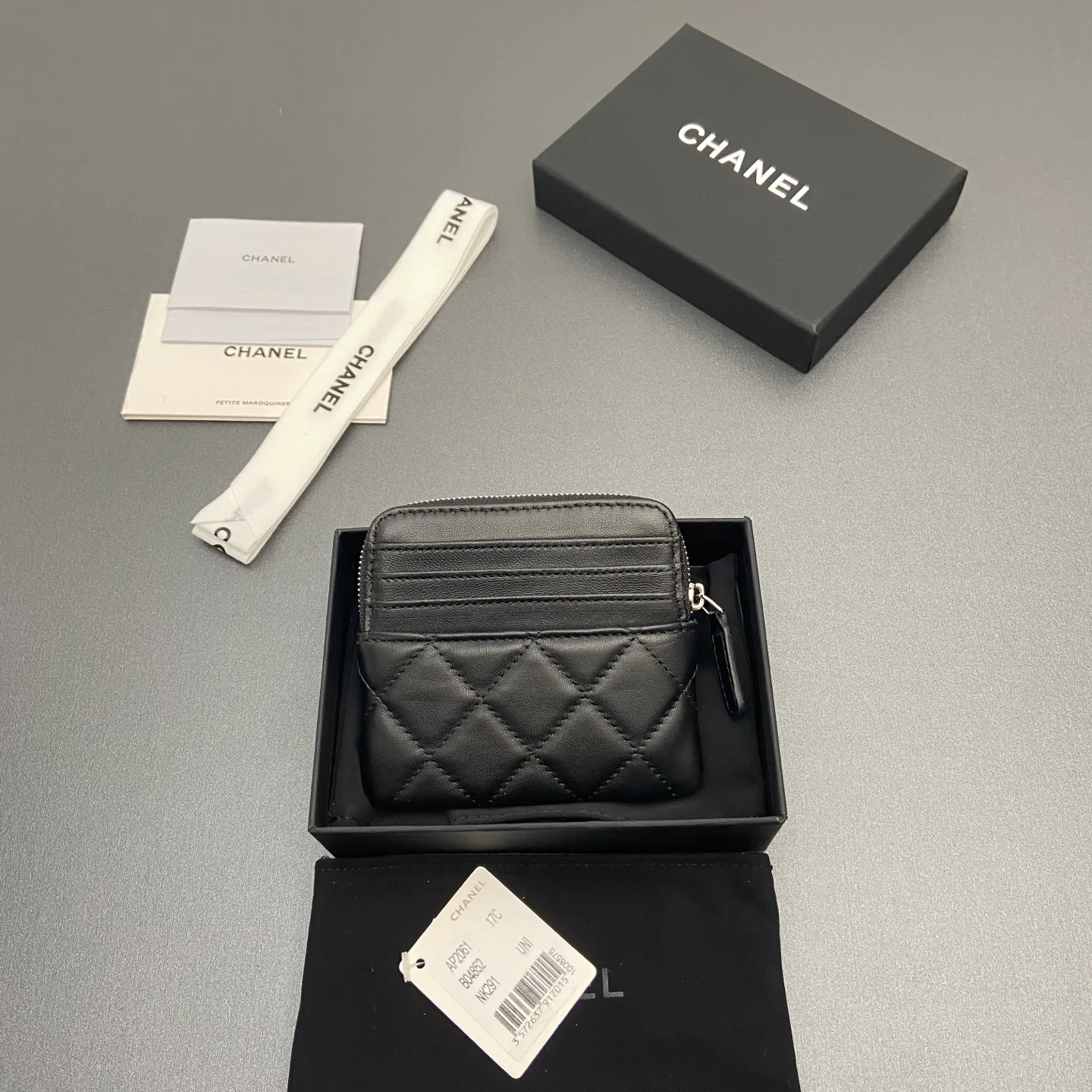 [Special grade hardware original leather] ¥380 Xiaoxiang small zipper bag card holder series Quilted card holder/wallet with iconic metal logo Gold tone metal hardware, special Italian imported leather 5 card slots, 1 small zipper bag No.: 2061 Black sheepskin silver hardware Size: w11.5×h10×d2cm