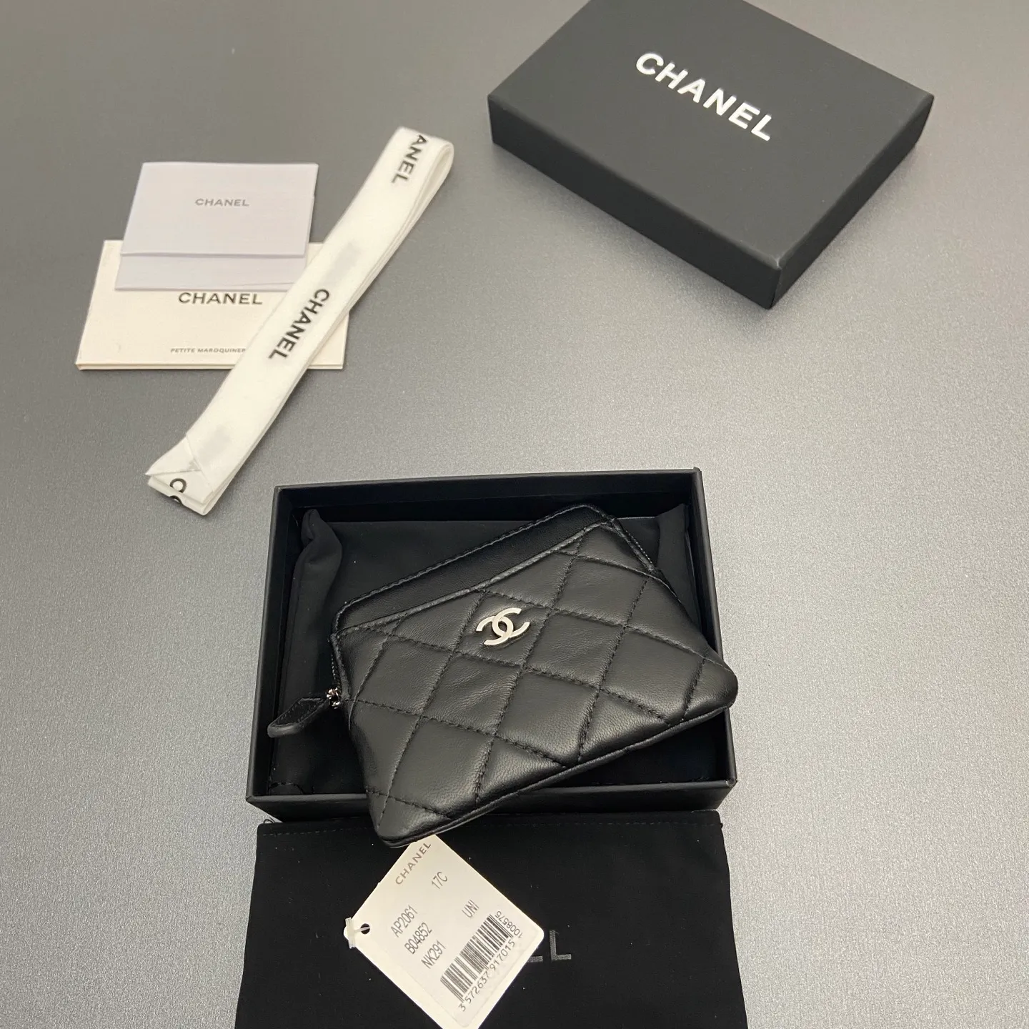 [Special grade hardware original leather] ¥380 Xiaoxiang small zipper bag card holder series Quilted card holder/wallet with iconic metal logo Gold tone metal hardware, special Italian imported leather 5 card slots, 1 small zipper bag No.: 2061 Black sheepskin silver hardware Size: w11.5×h10×d2cm