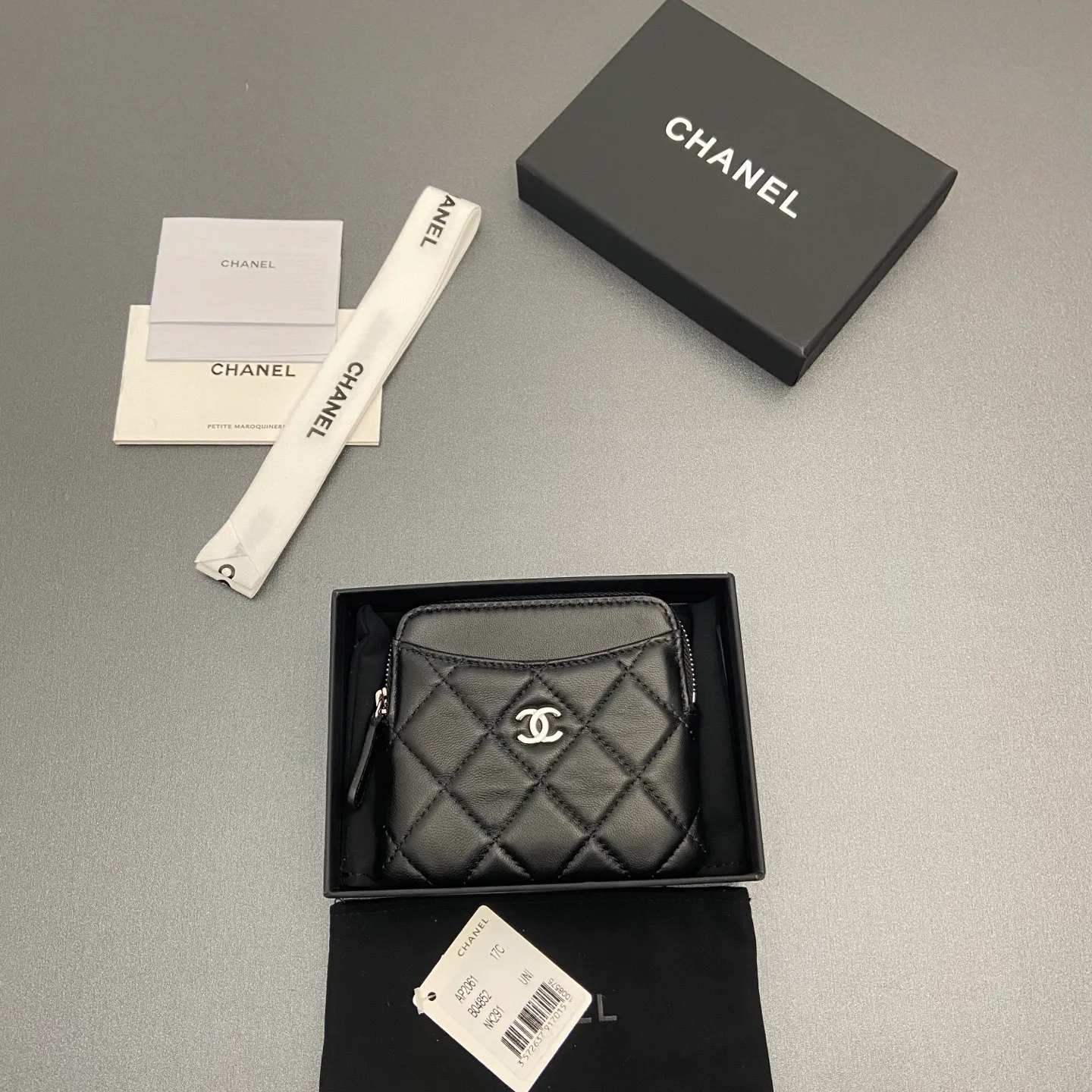 [Special grade hardware original leather] ¥380 Xiaoxiang small zipper bag card holder series Quilted card holder/wallet with iconic metal logo Gold tone metal hardware, special Italian imported leather 5 card slots, 1 small zipper bag No.: 2061 Black sheepskin silver hardware Size: w11.5×h10×d2cm